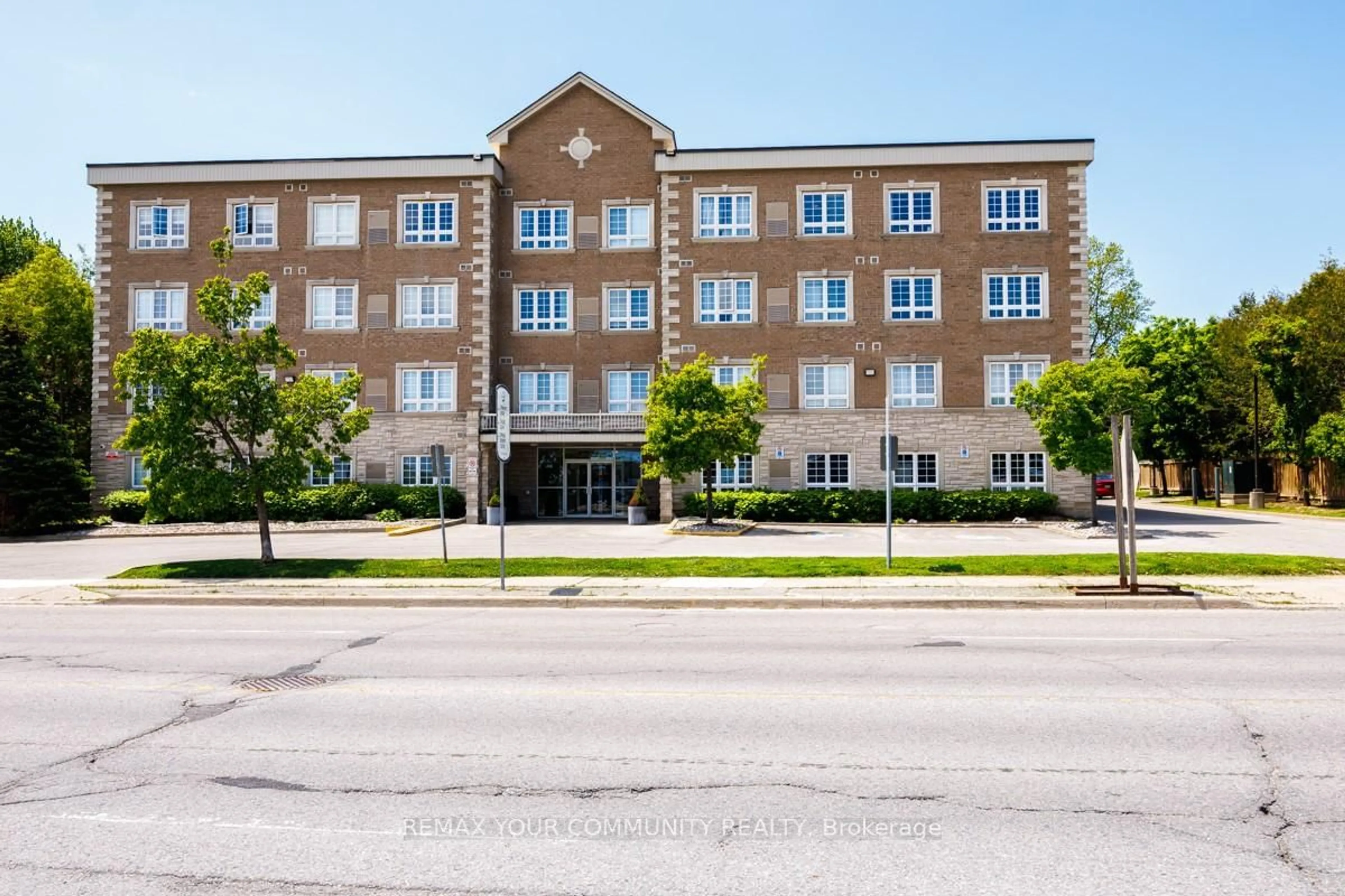Patio, building for 112 Simcoe Rd #206, Bradford West Gwillimbury Ontario L3Z 1Y2