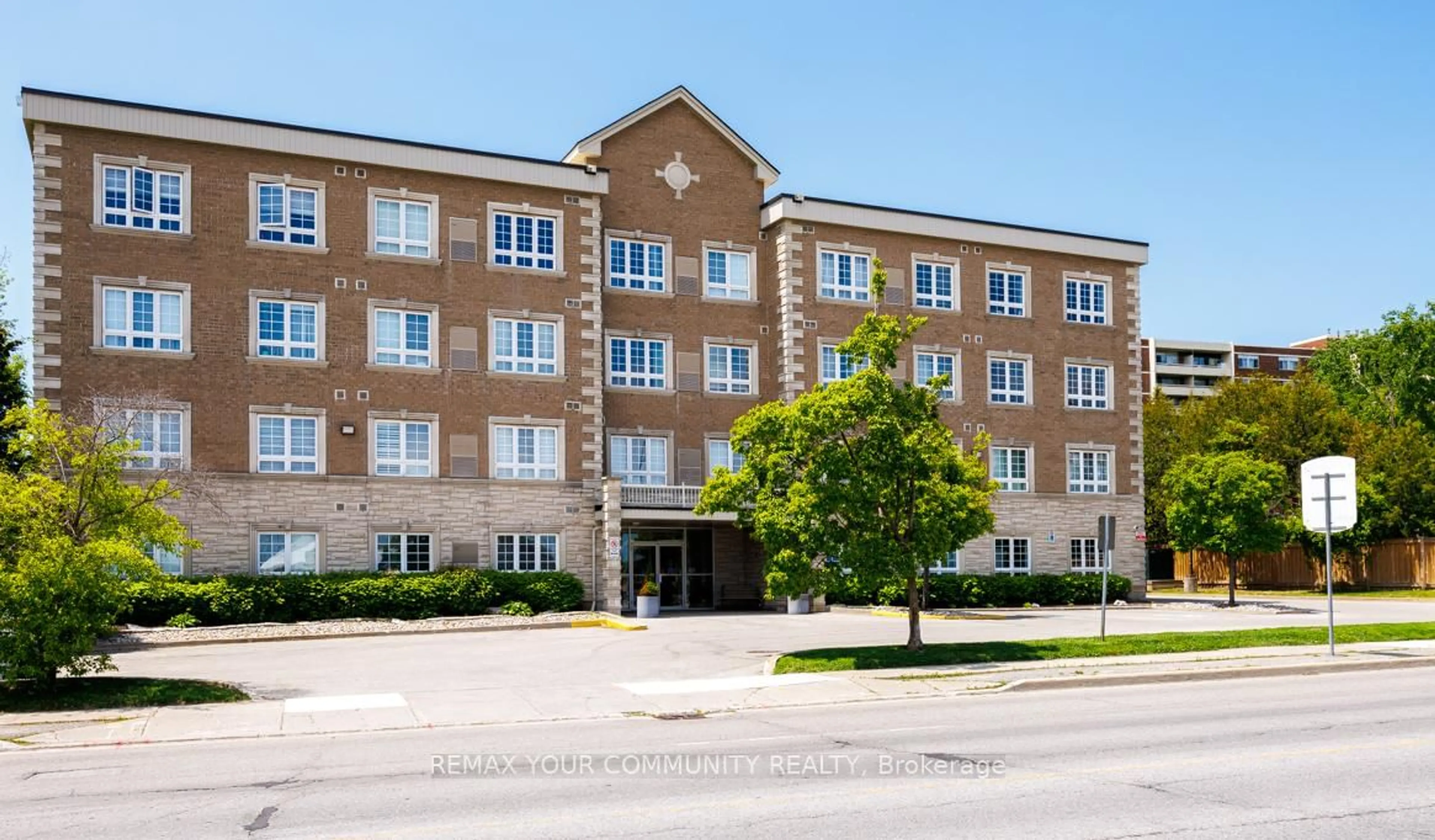 Patio, building for 112 Simcoe Rd #206, Bradford West Gwillimbury Ontario L3Z 1Y2