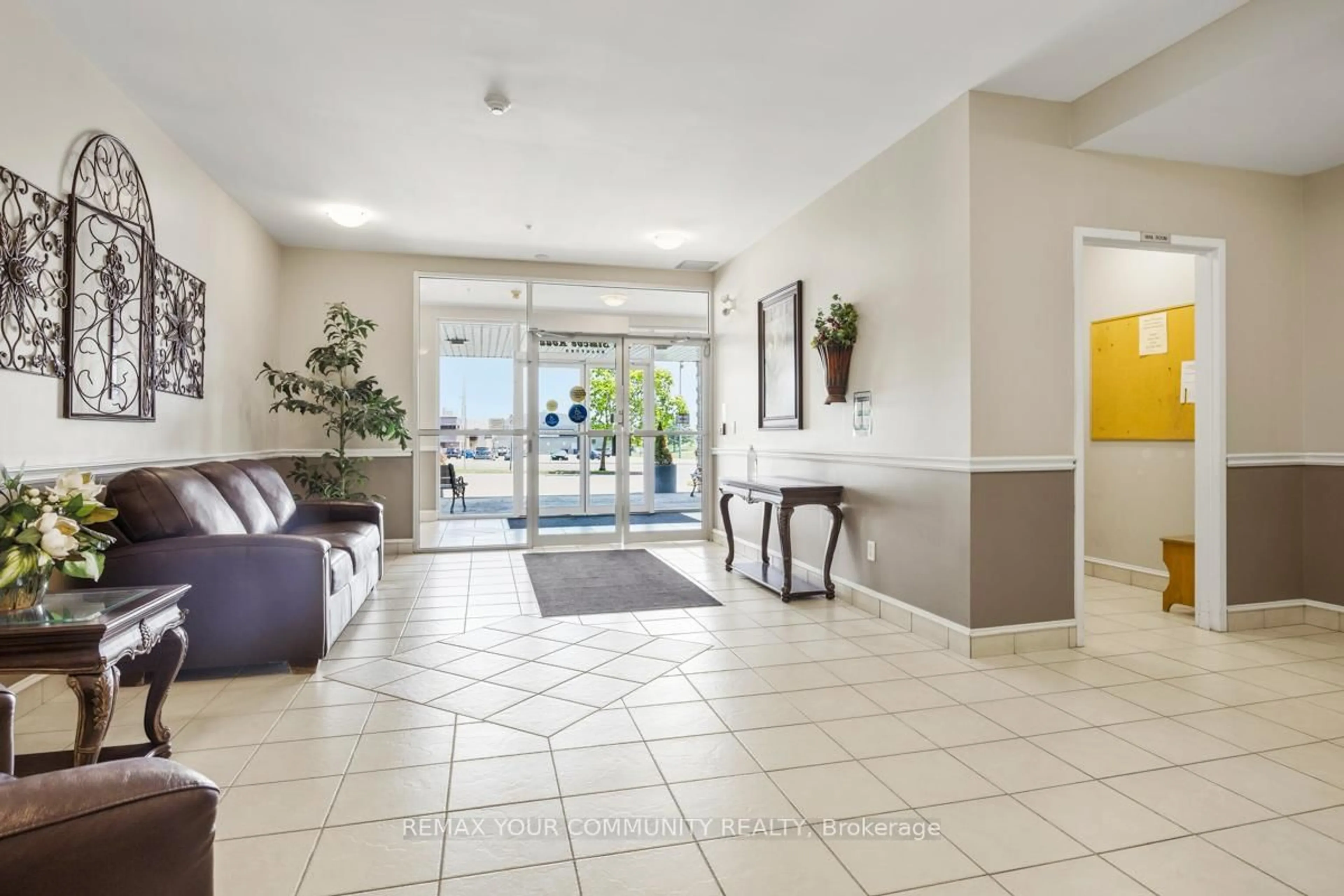 Indoor foyer for 112 Simcoe Rd #206, Bradford West Gwillimbury Ontario L3Z 1Y2