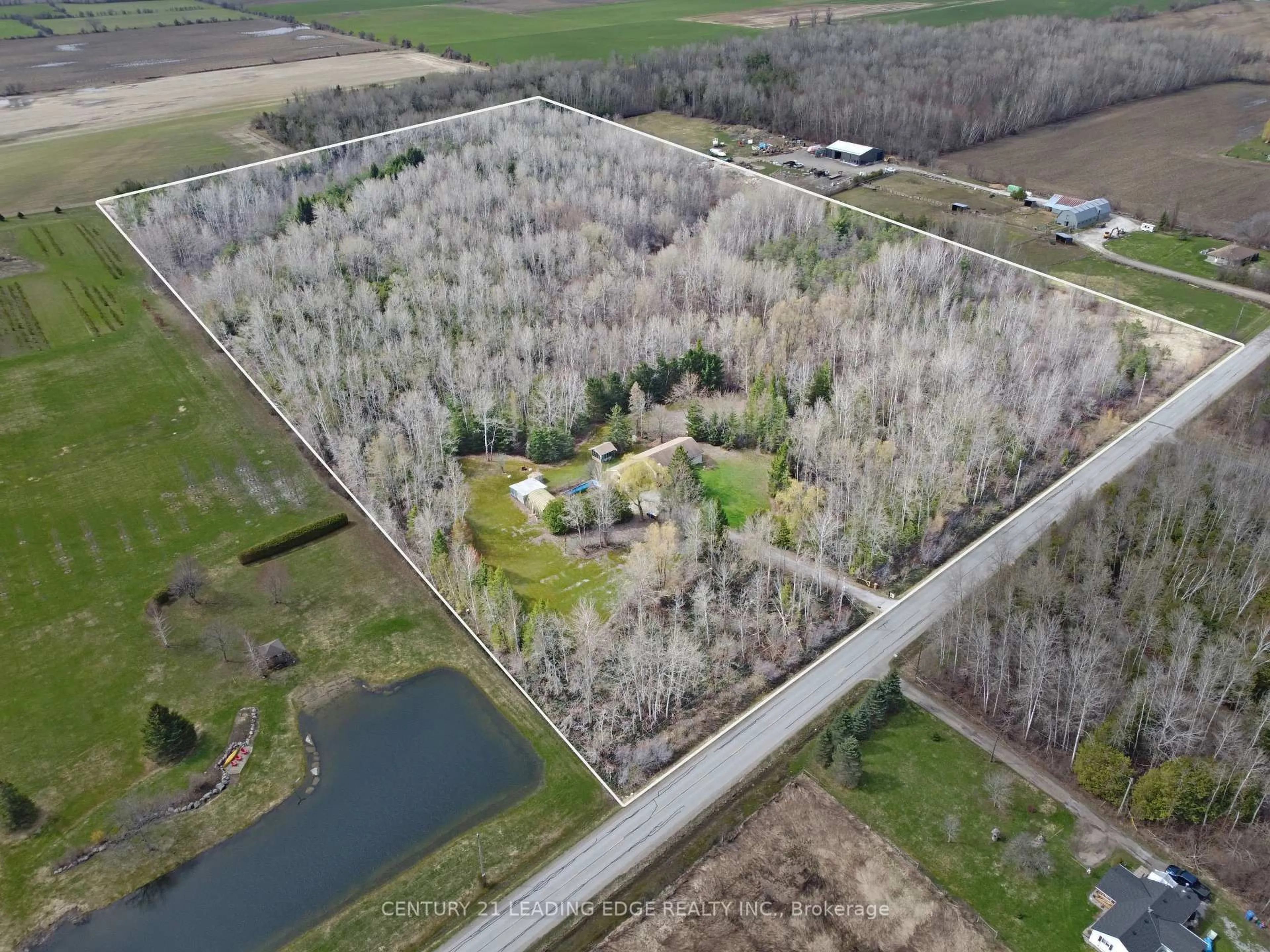 A pic from outside/outdoor area/front of a property/back of a property/a pic from drone, unknown for 3525 Pollock Rd, Georgina Ontario L4P 0P6