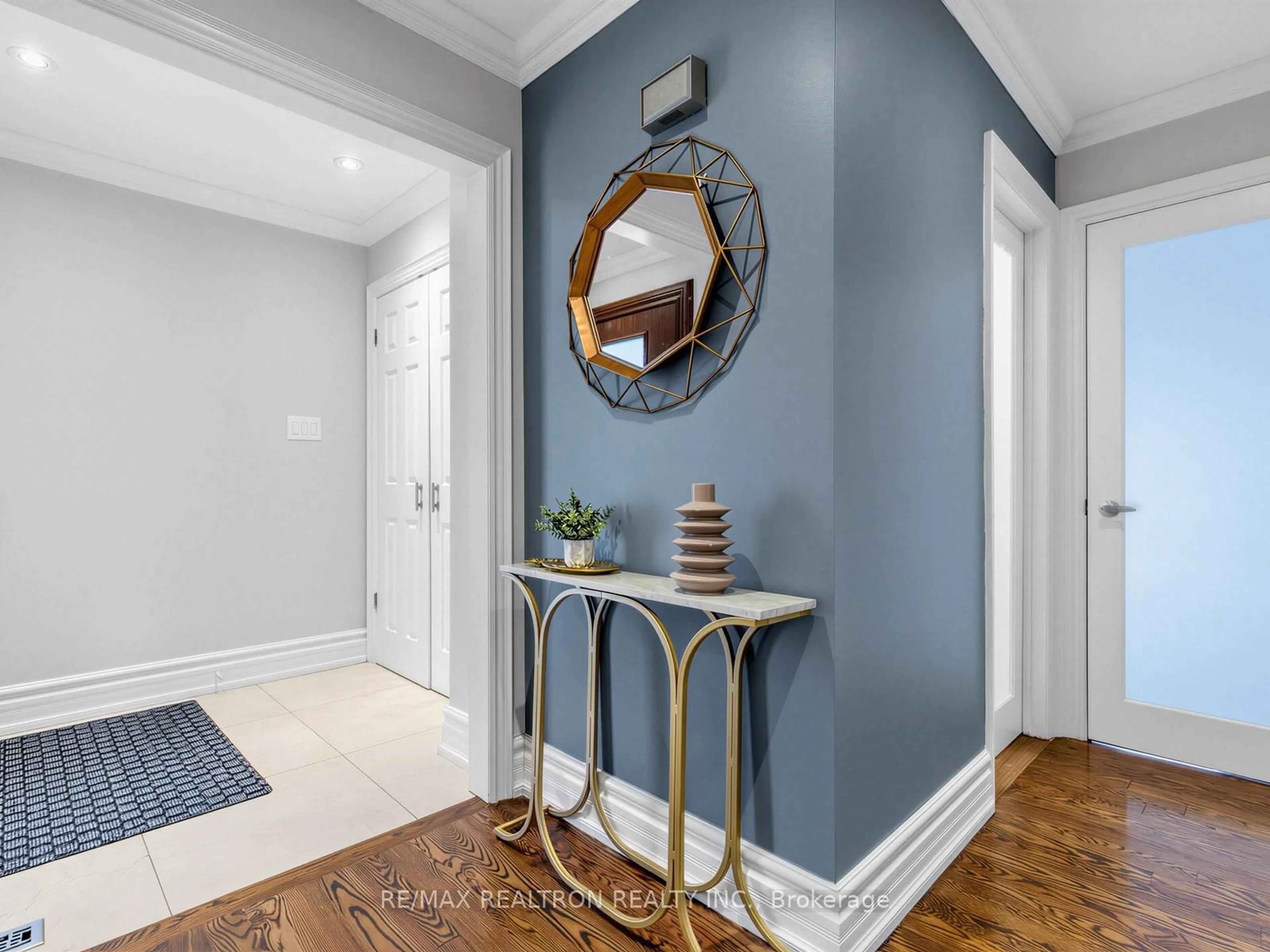 Indoor entryway for 128 Embassy Dr, Vaughan Ontario L4L 4Z8