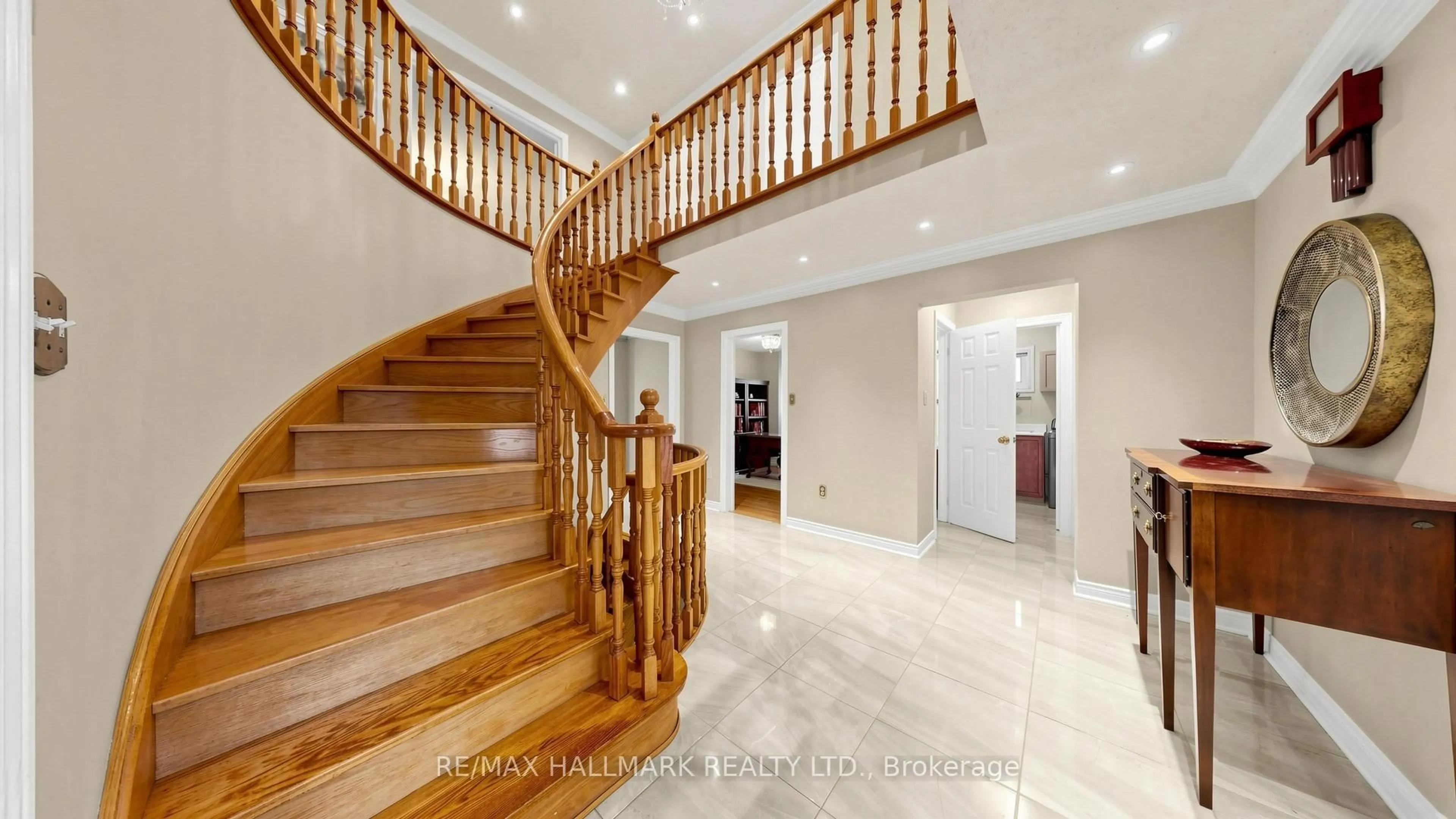 Indoor foyer for 77 Cooperage Cres, Richmond Hill Ontario L4C 9M2