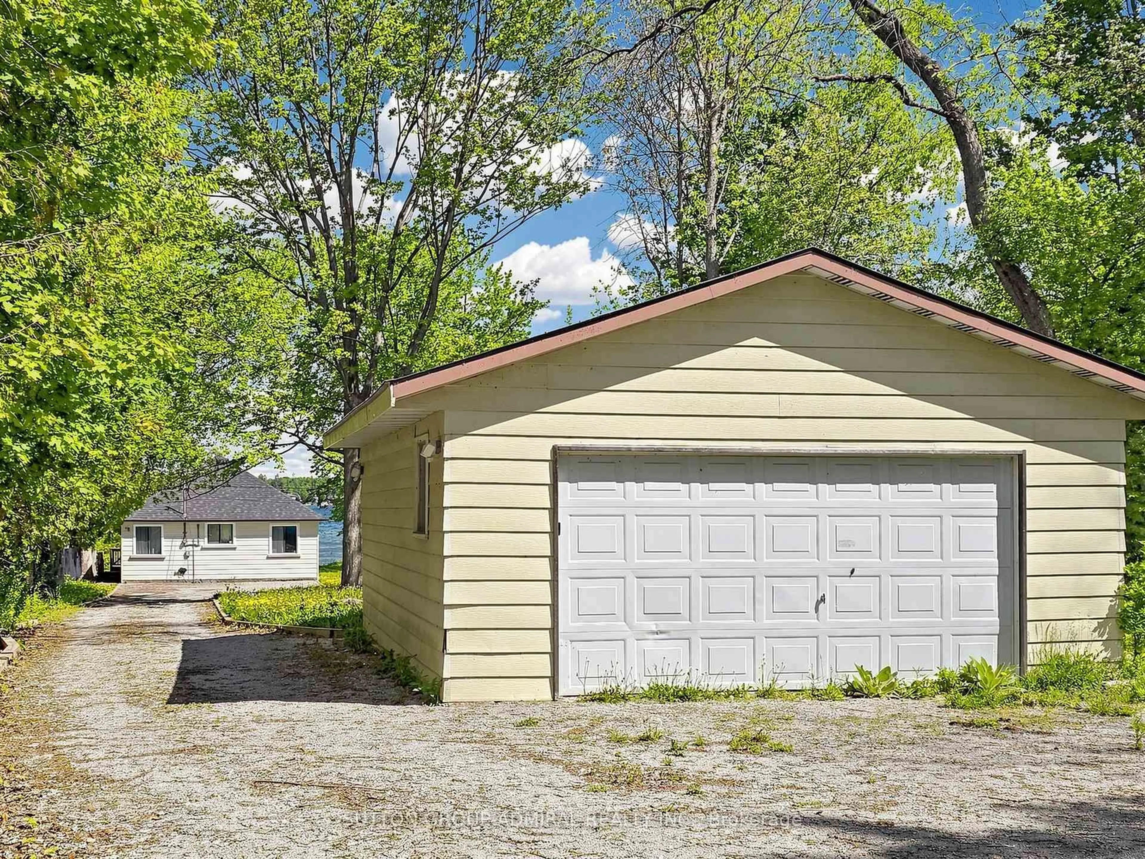 Indoor garage for 770 Cedarvale Dr, Innisfil Ontario L9S 4L4