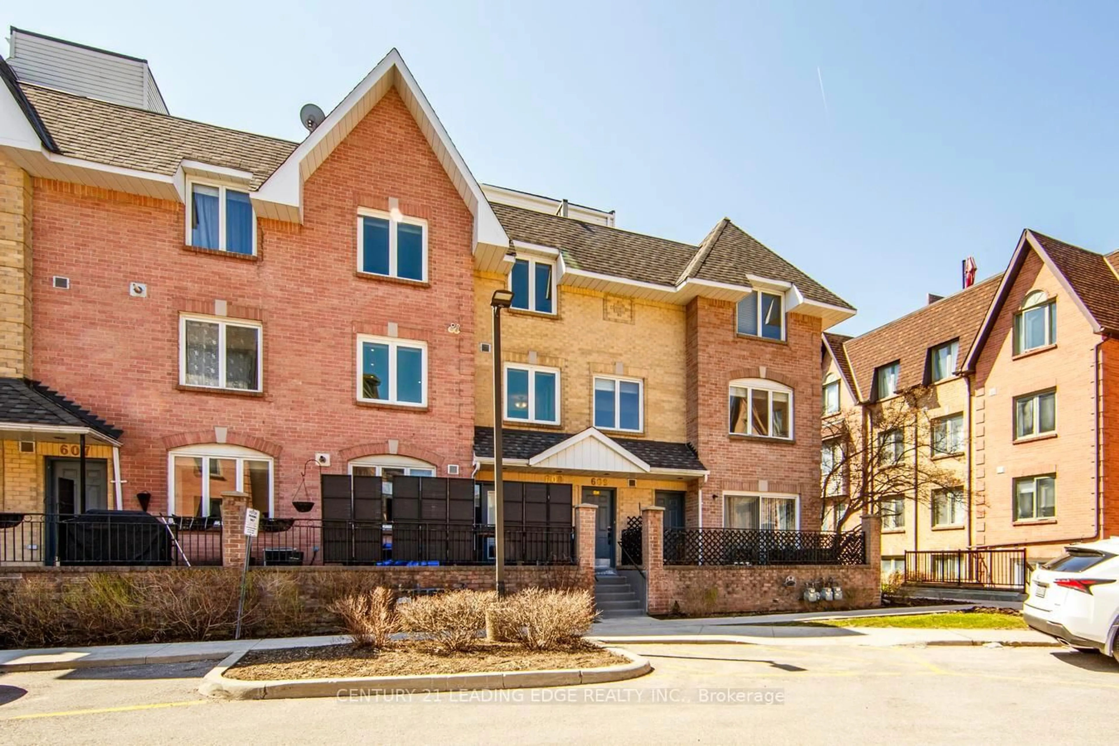 Home with brick exterior material, building for 75 Weldrick Rd #608, Richmond Hill Ontario L4C 0H9