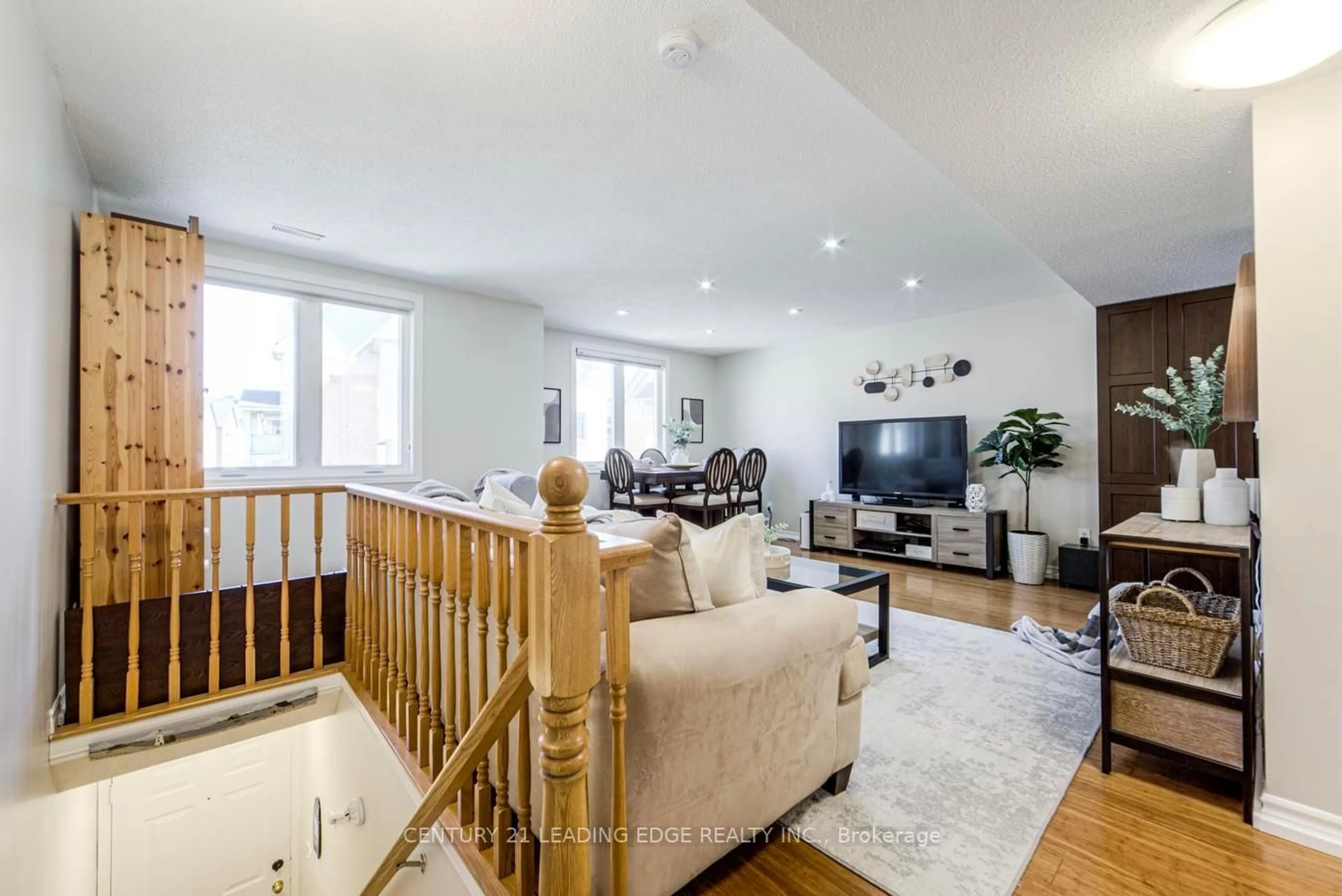 Living room with furniture, wood/laminate floor for 75 Weldrick Rd #608, Richmond Hill Ontario L4C 0H9