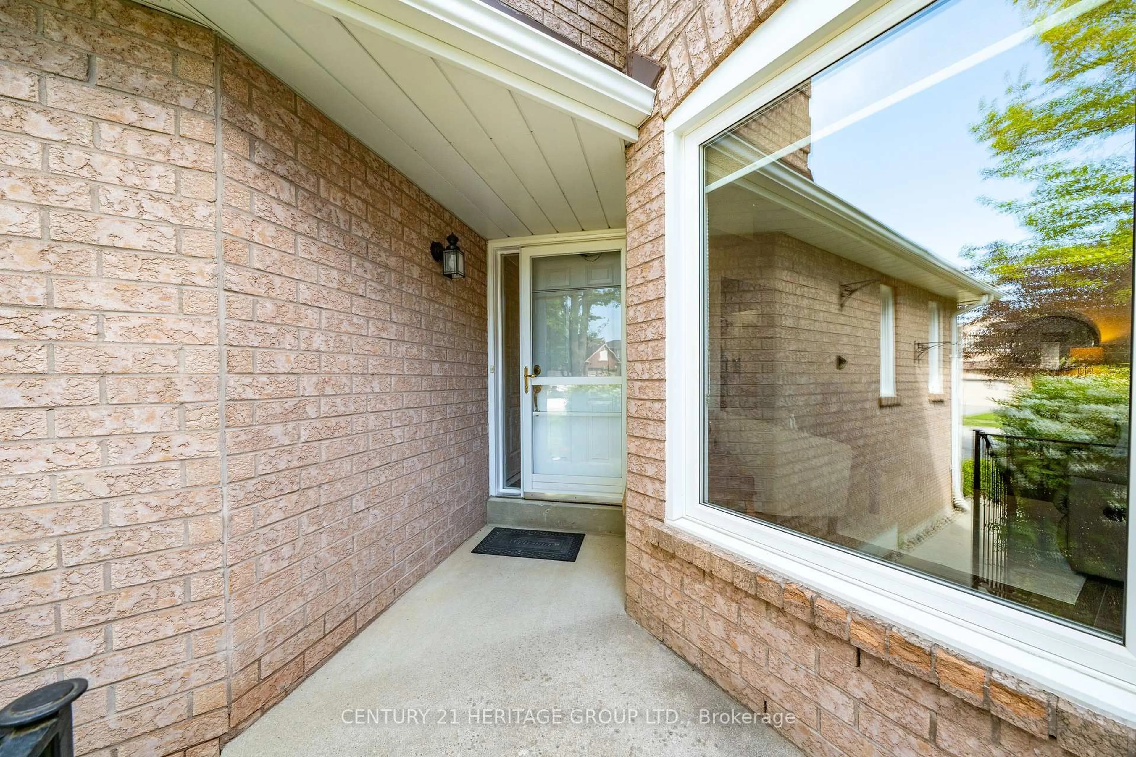 Indoor entryway for 403 Bartholomew Dr, Newmarket Ontario L3X 2E7