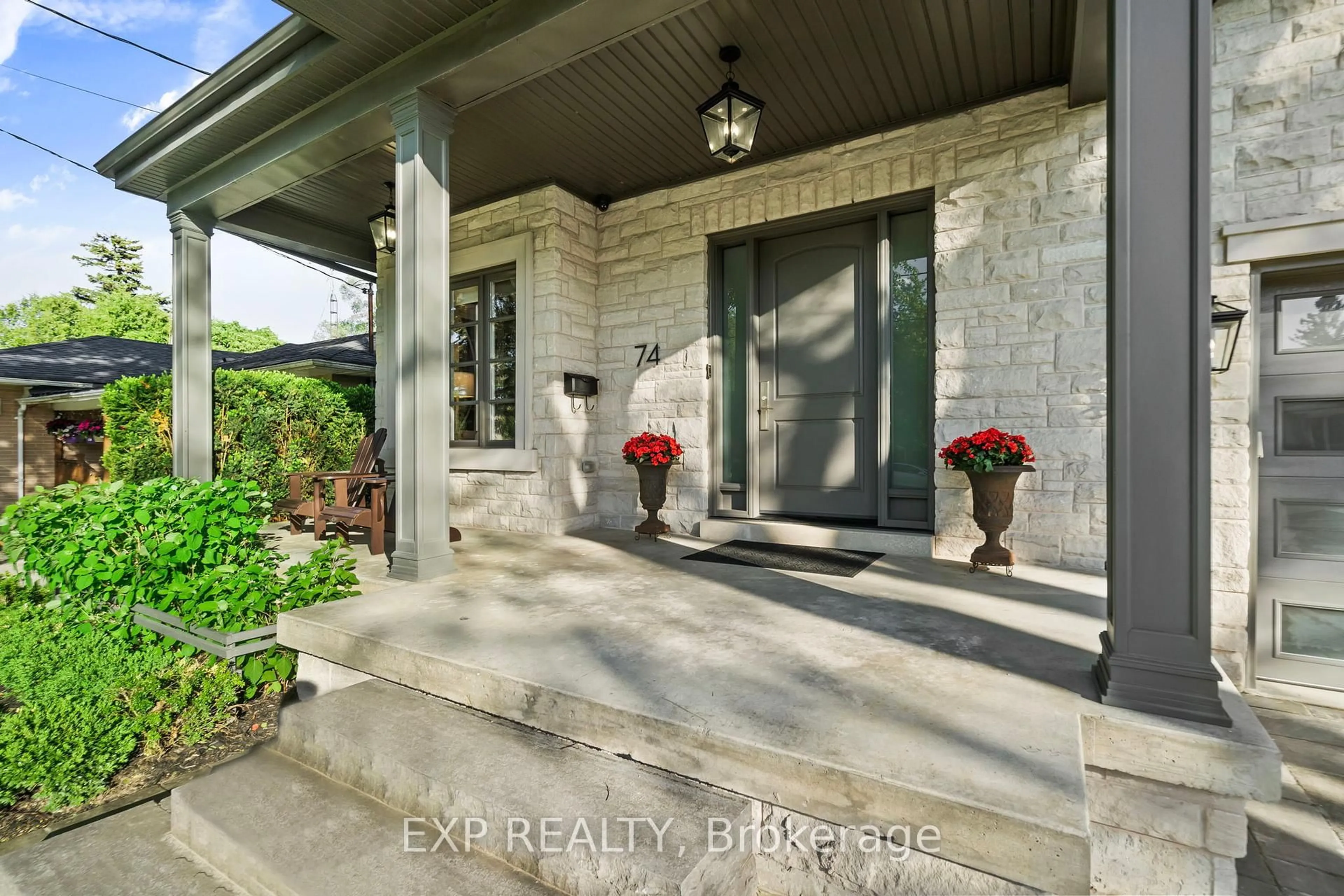 Indoor entryway for 74 Bedford Park Ave, Richmond Hill Ontario L4C 2N8