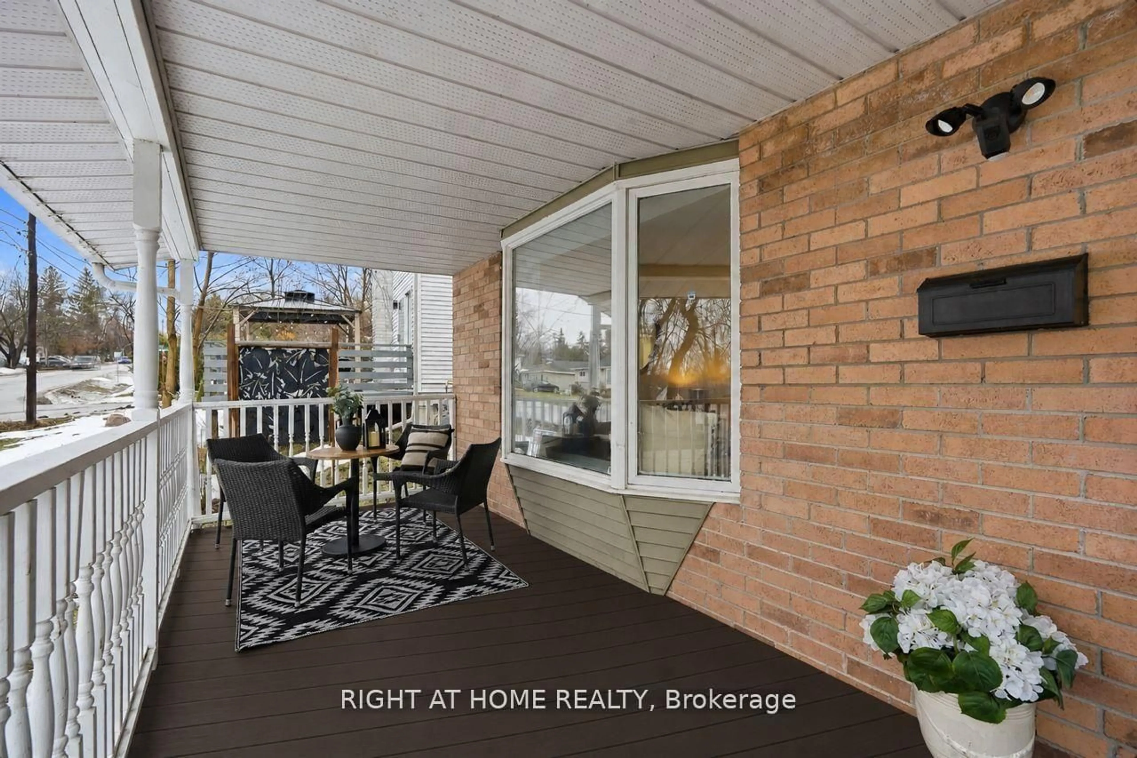 Patio, street for 259 Glenwoods Ave, Georgina Ontario L4P 2X1
