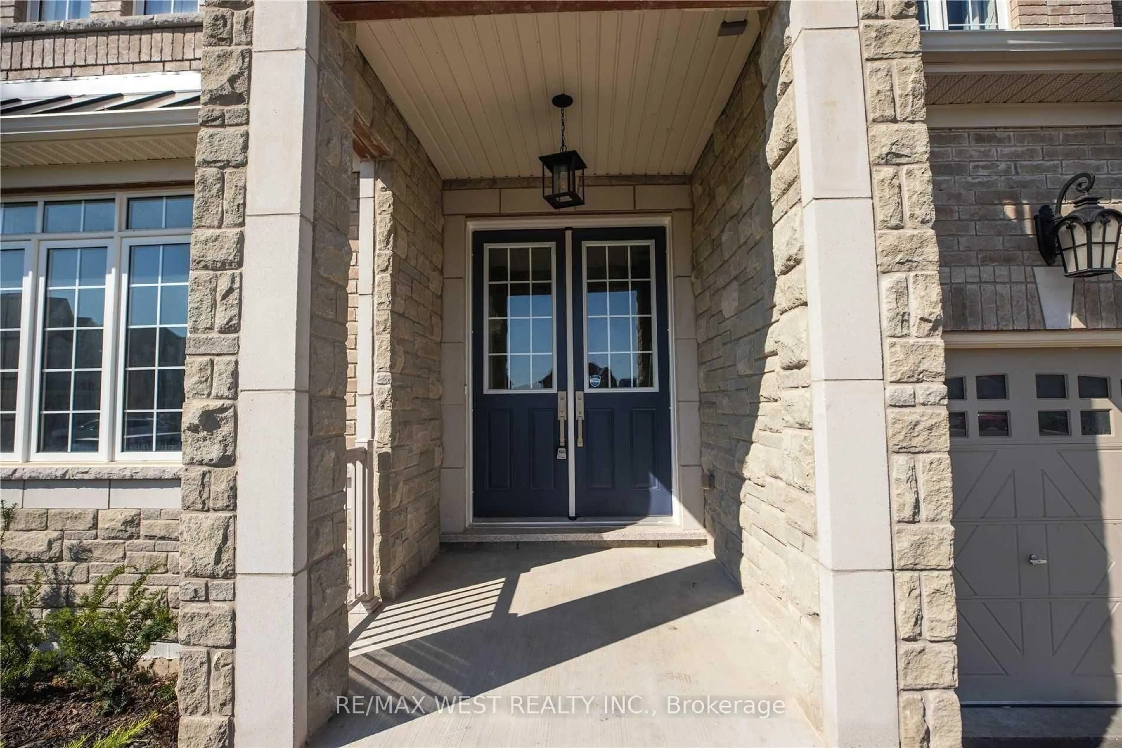 Indoor entryway for 1430 Simpkin Rd, Innisfil Ontario L0L 1W0