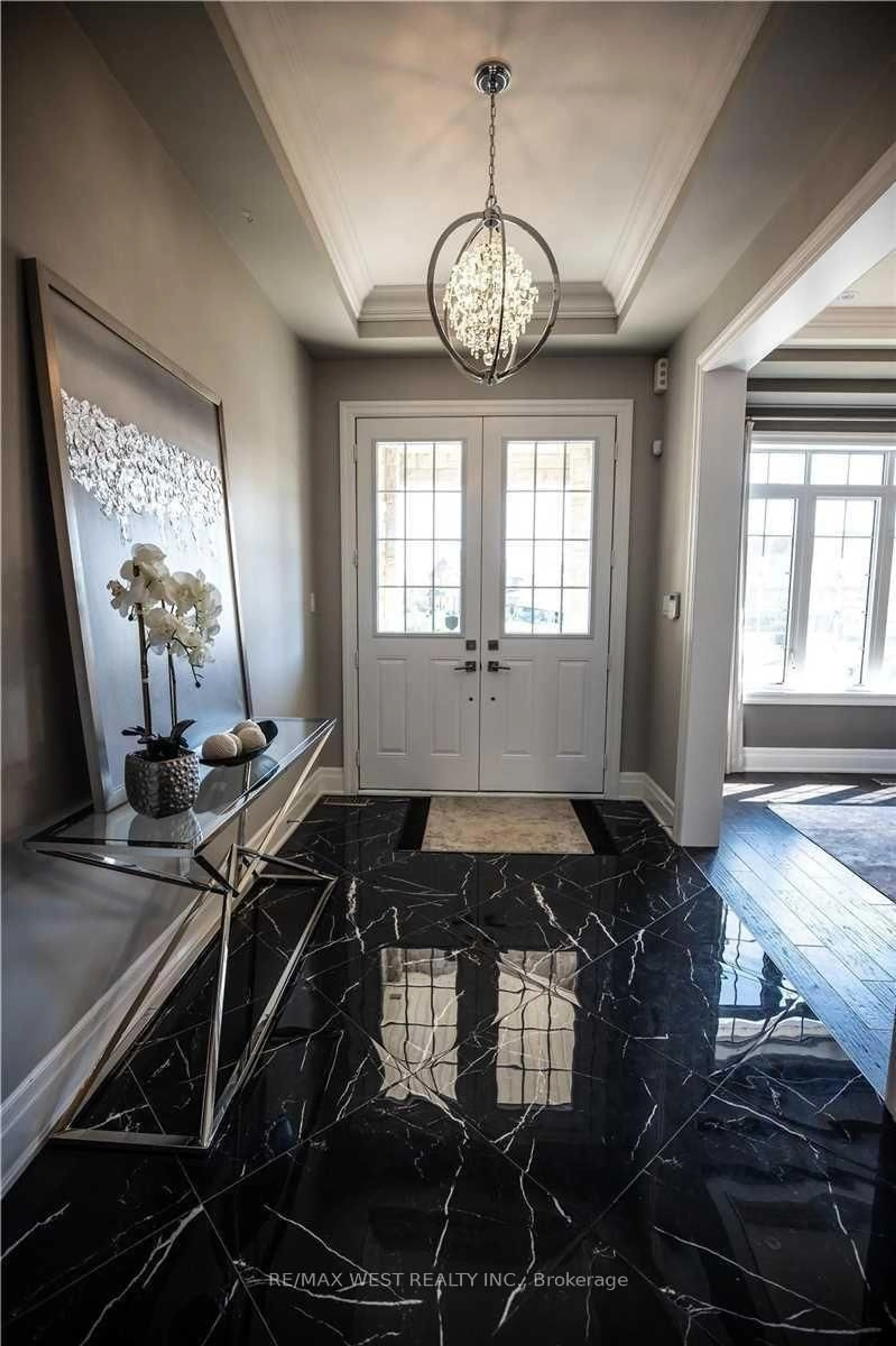 Indoor entryway for 1430 Simpkin Rd, Innisfil Ontario L0L 1W0