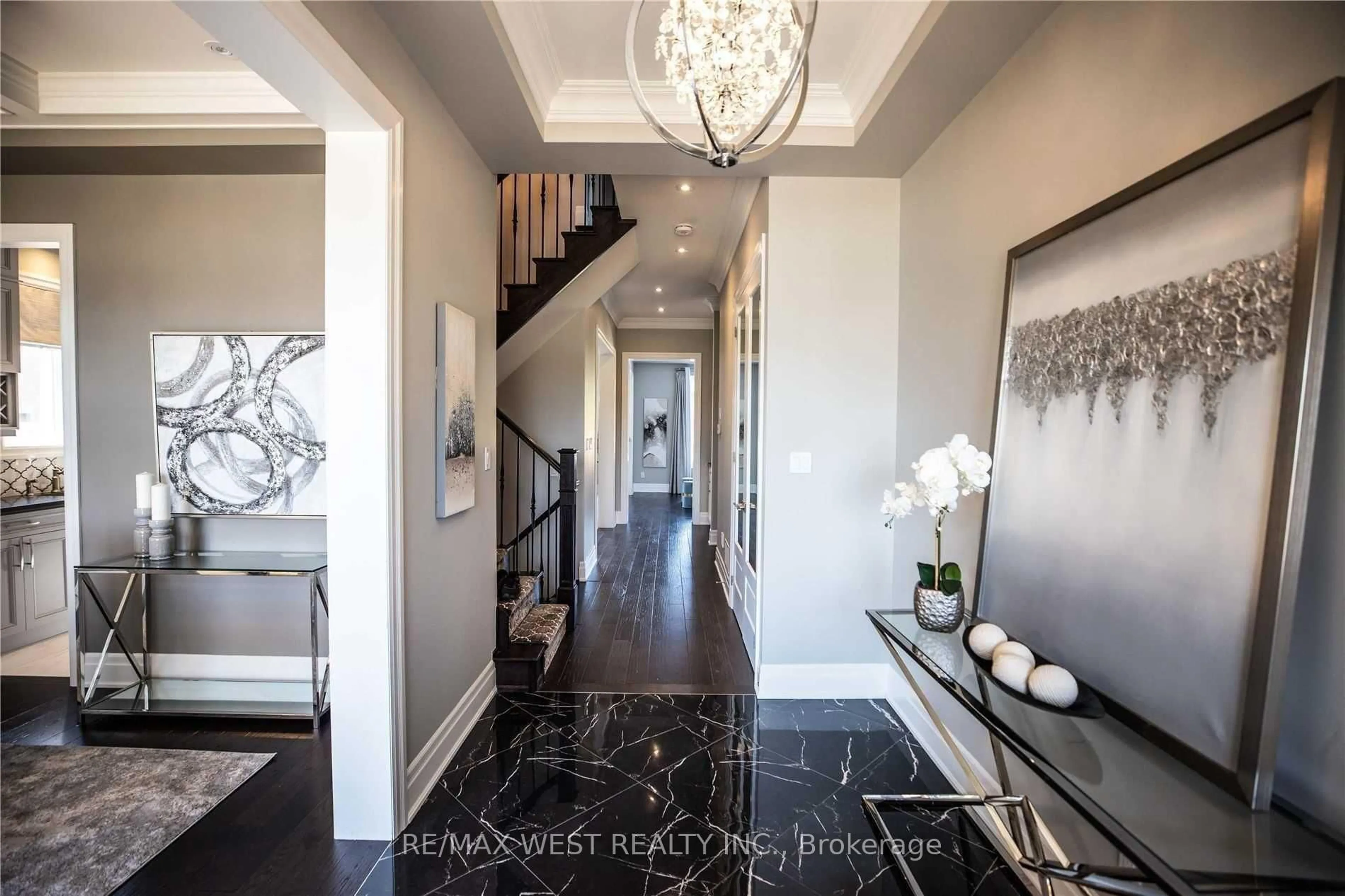 Indoor entryway for 1430 Simpkin Rd, Innisfil Ontario L0L 1W0