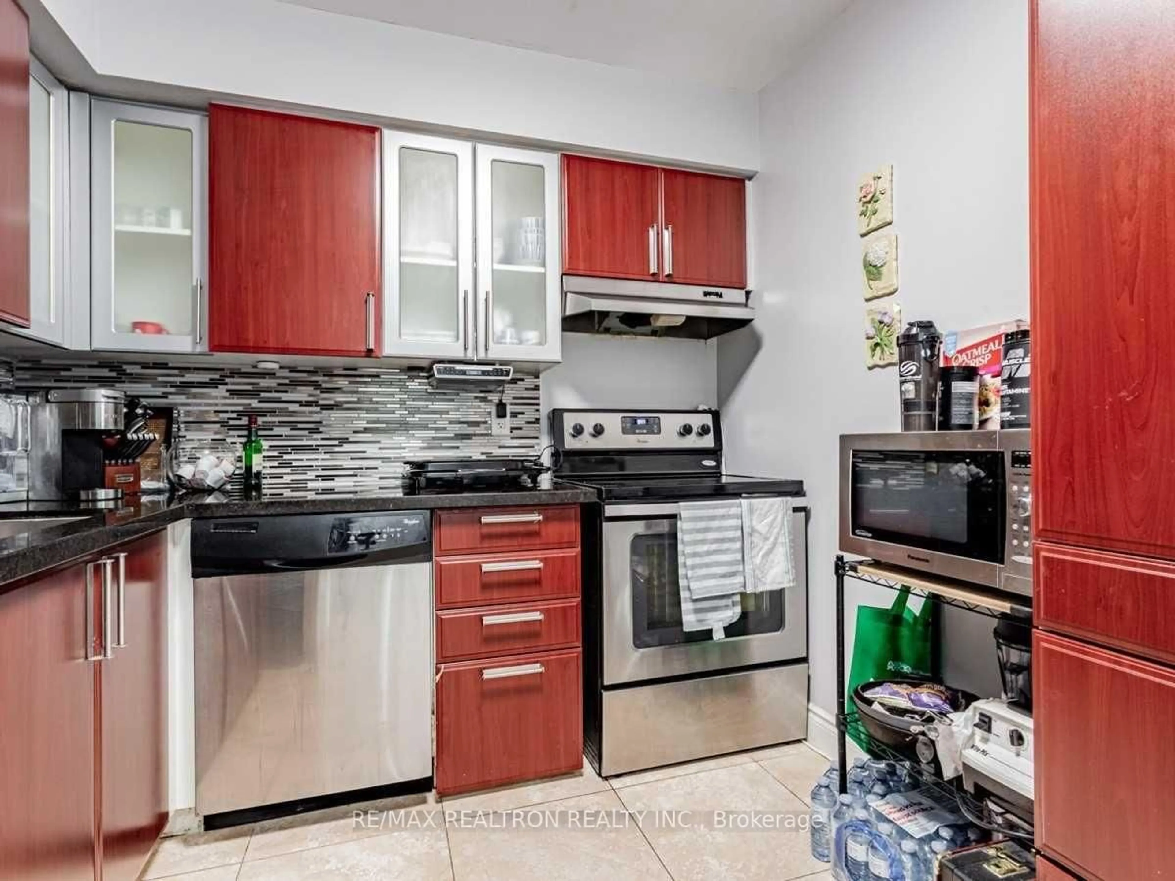 Standard kitchen, ceramic/tile floor for 91 Townsgate Dr #Ph206, Vaughan Ontario L4J 8E8