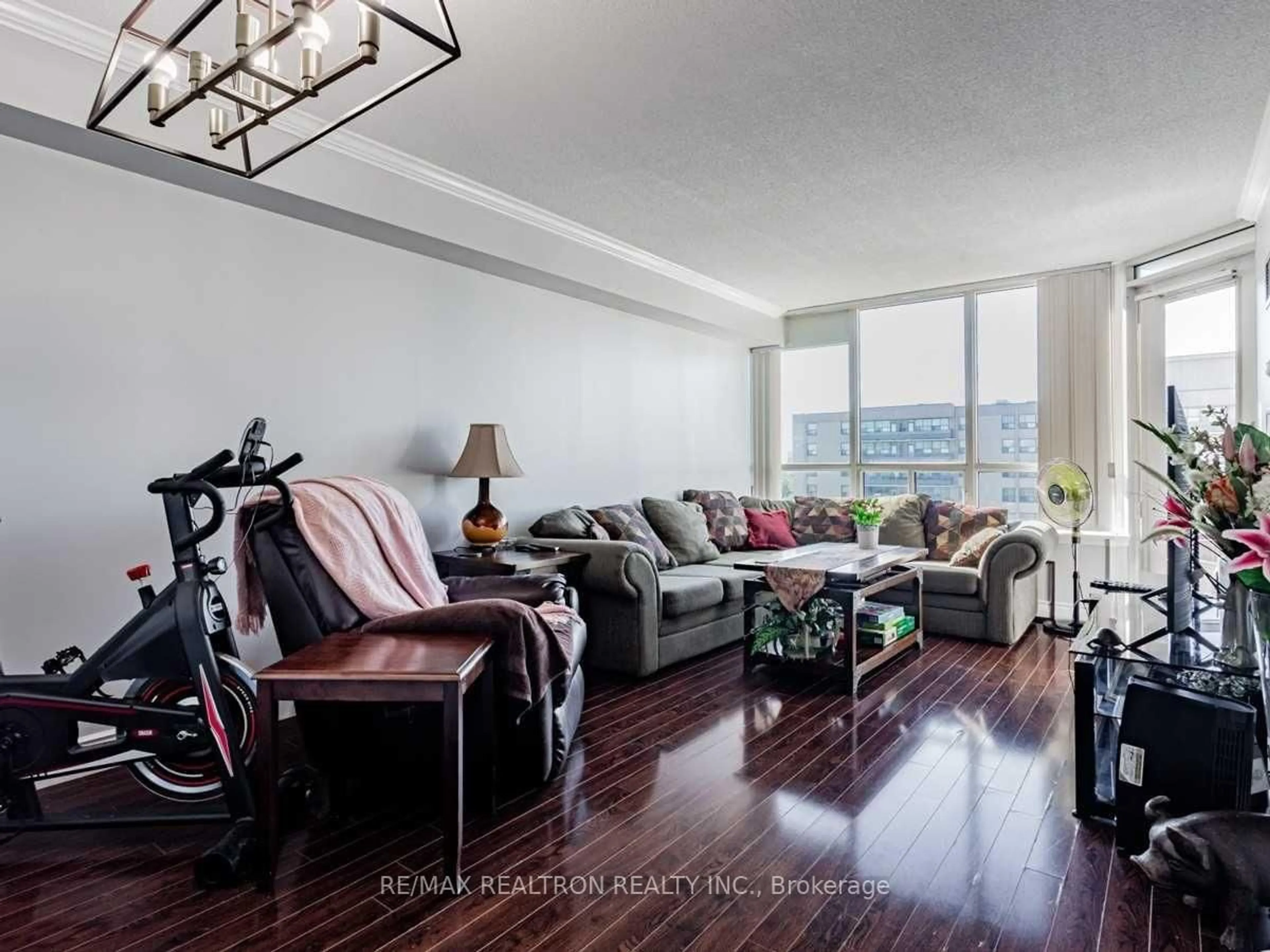 Living room with furniture, wood/laminate floor for 91 Townsgate Dr #Ph206, Vaughan Ontario L4J 8E8