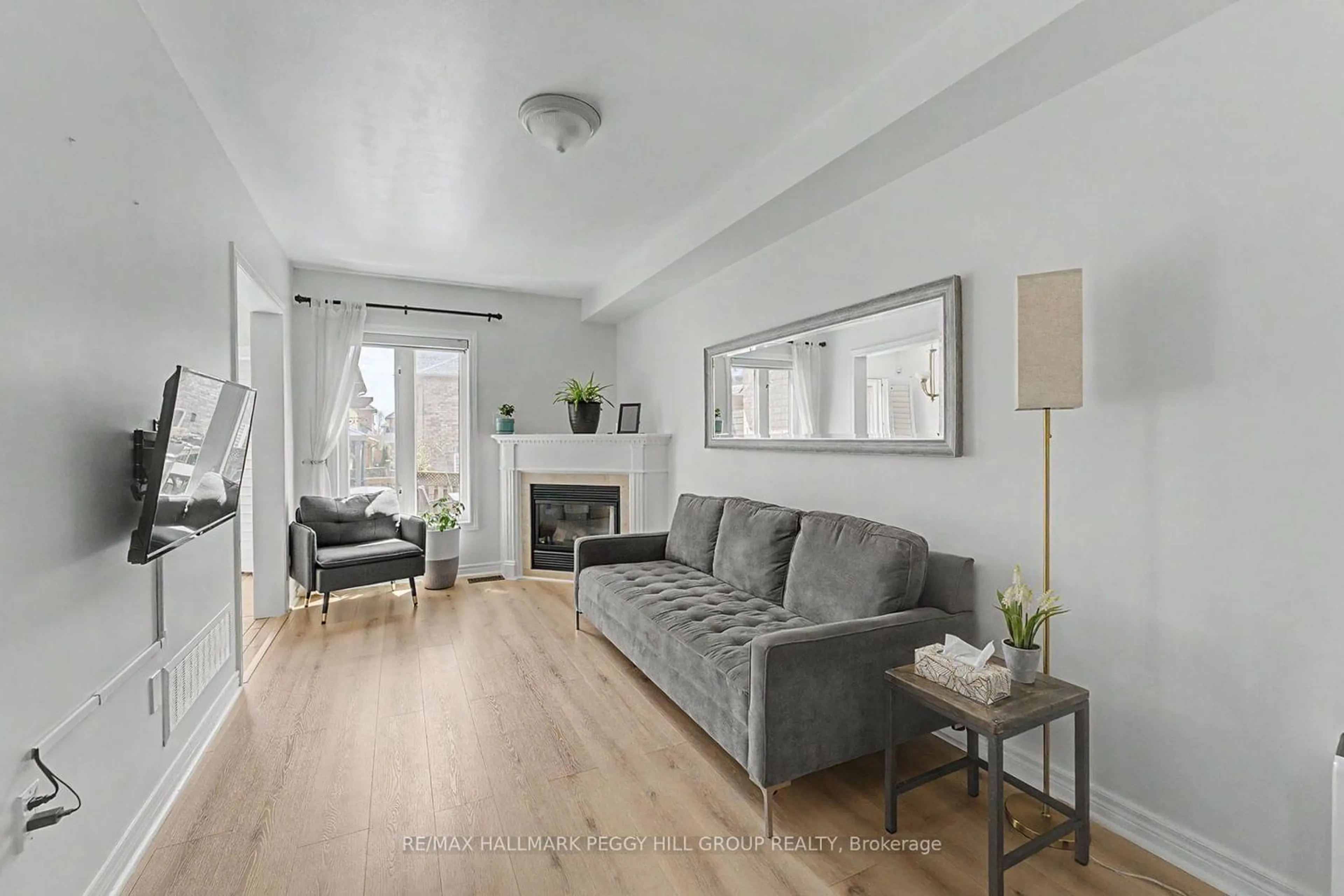 Unknown for 179 Warwick Cres, Newmarket Ontario L3X 2S3