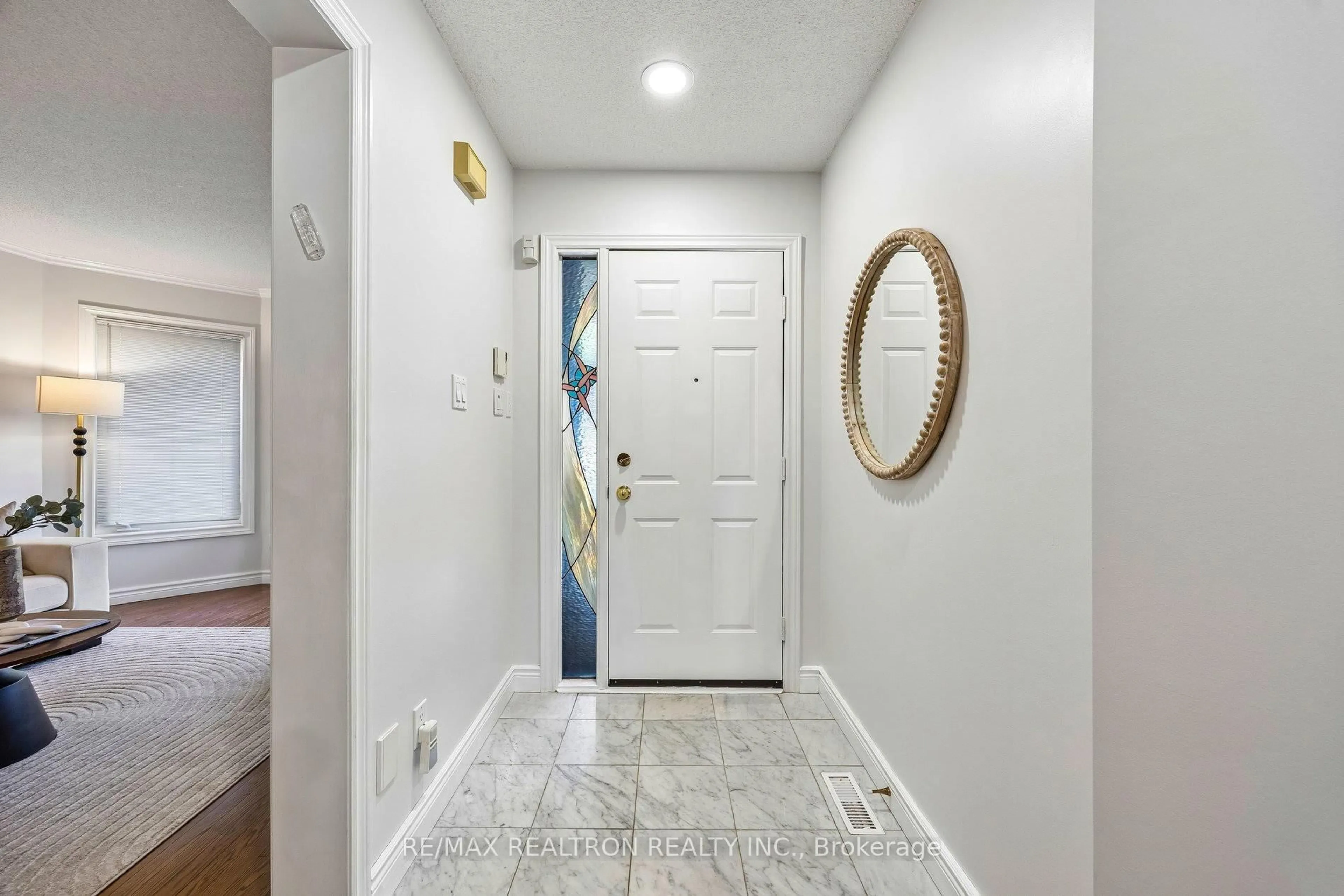 Indoor entryway for 37 Dundurn Cres, Vaughan Ontario L4J 6Z2