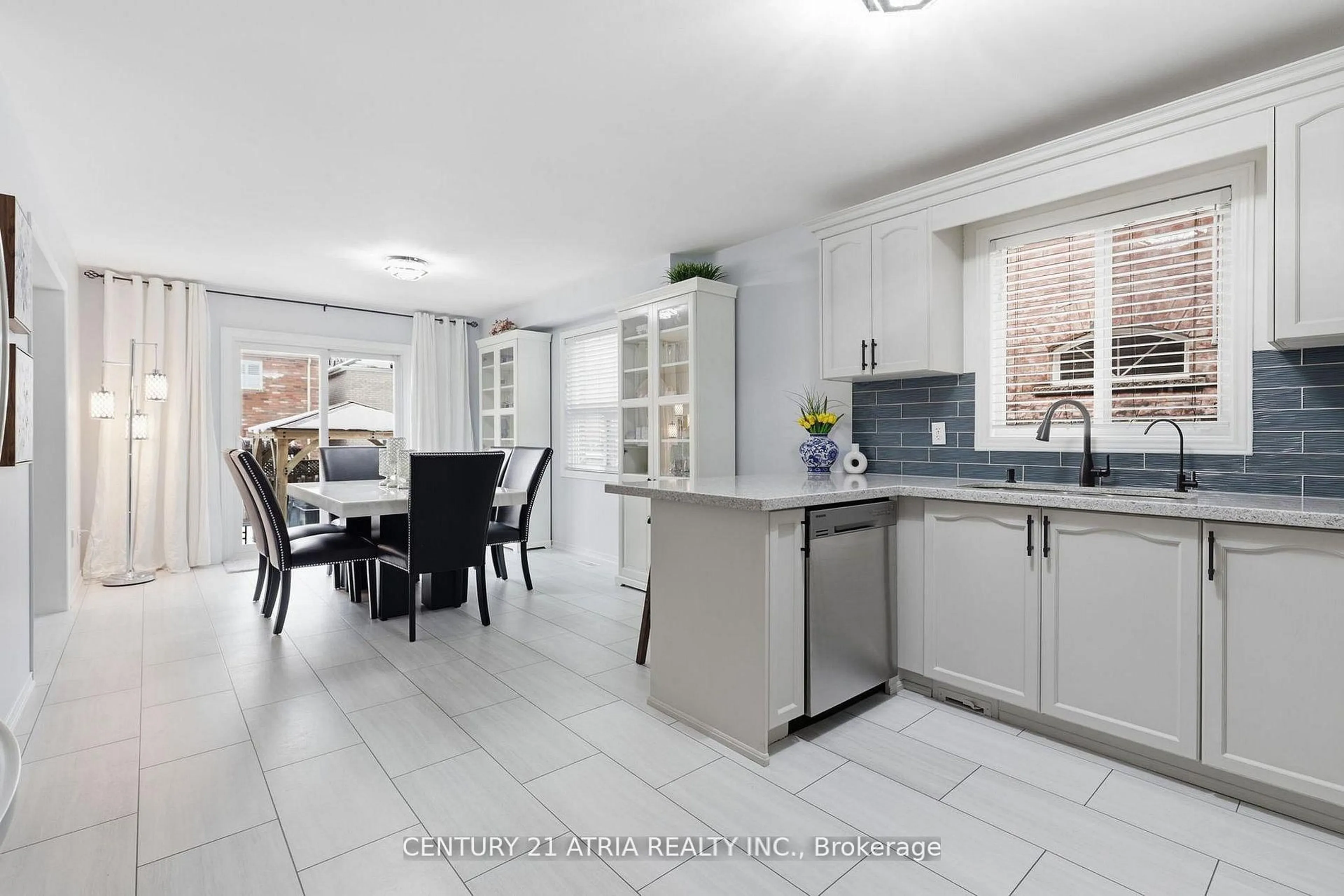 Open concept kitchen, ceramic/tile floor for 18 Abbott Ave, Aurora Ontario L4G 7V7