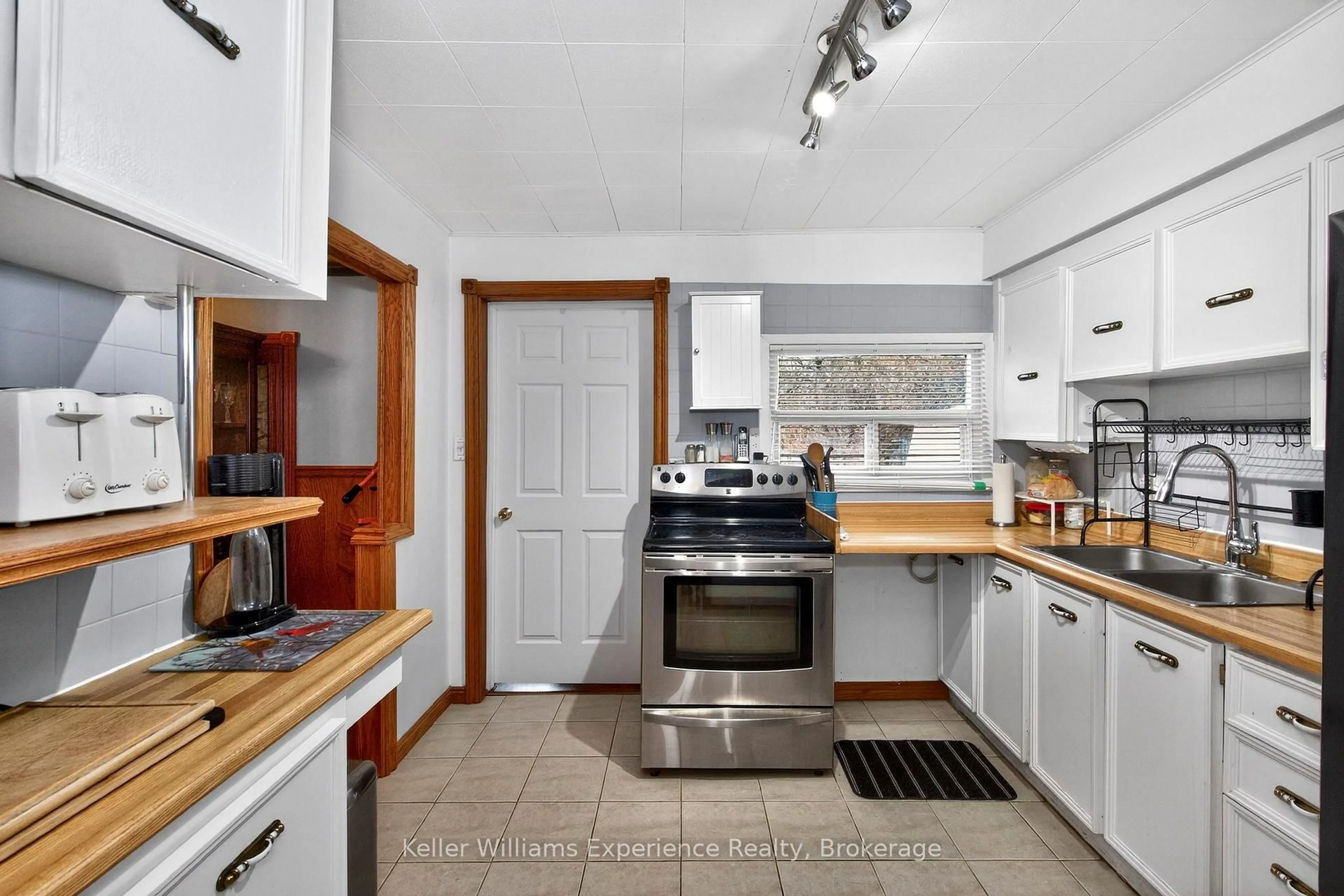 Standard kitchen, ceramic/tile floor for 1031 Ferrier Ave, Innisfil Ontario L0L 1W0