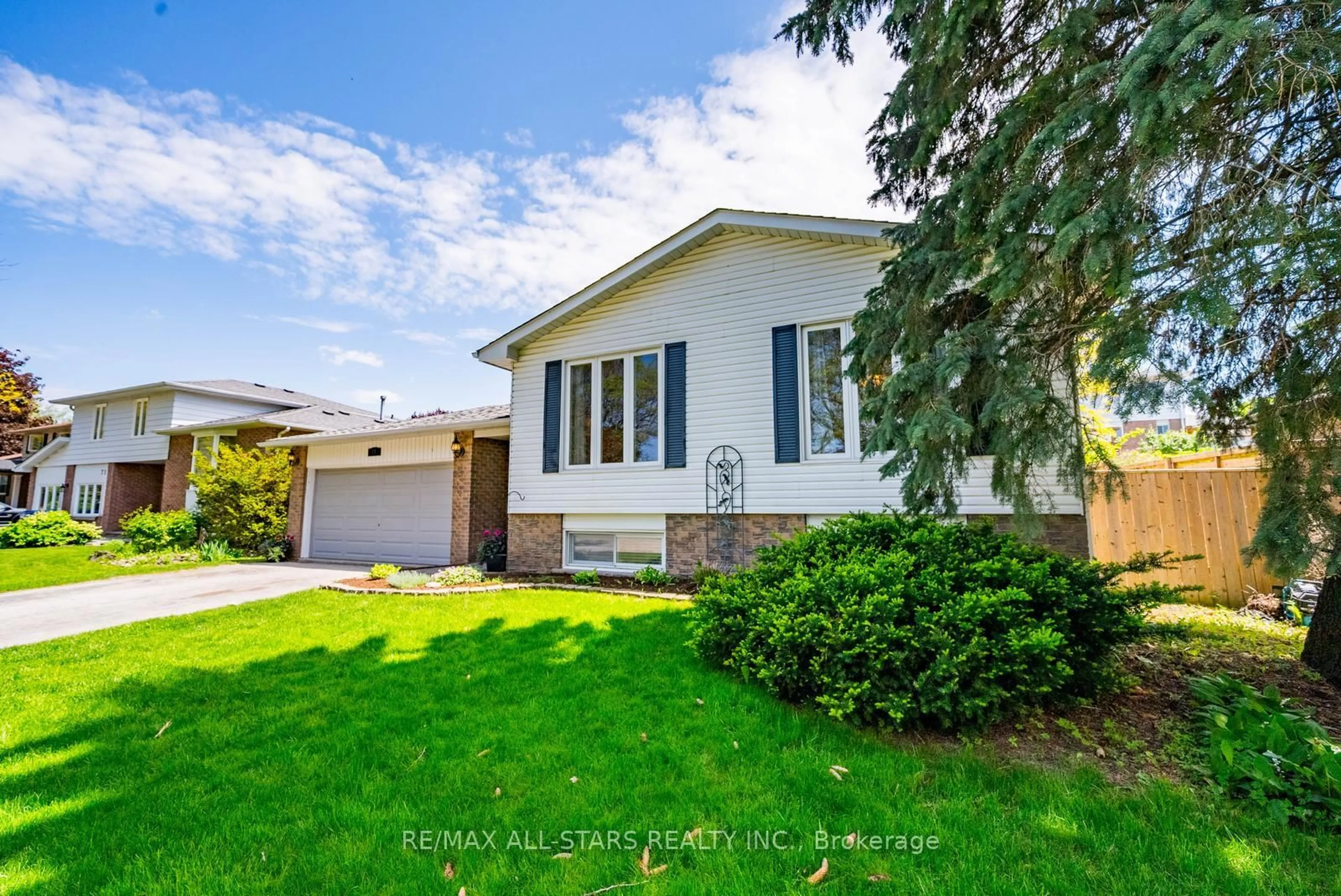 Home with vinyl exterior material, street for 77 Dorman Dr, Whitchurch-Stouffville Ontario L4A 5Z7