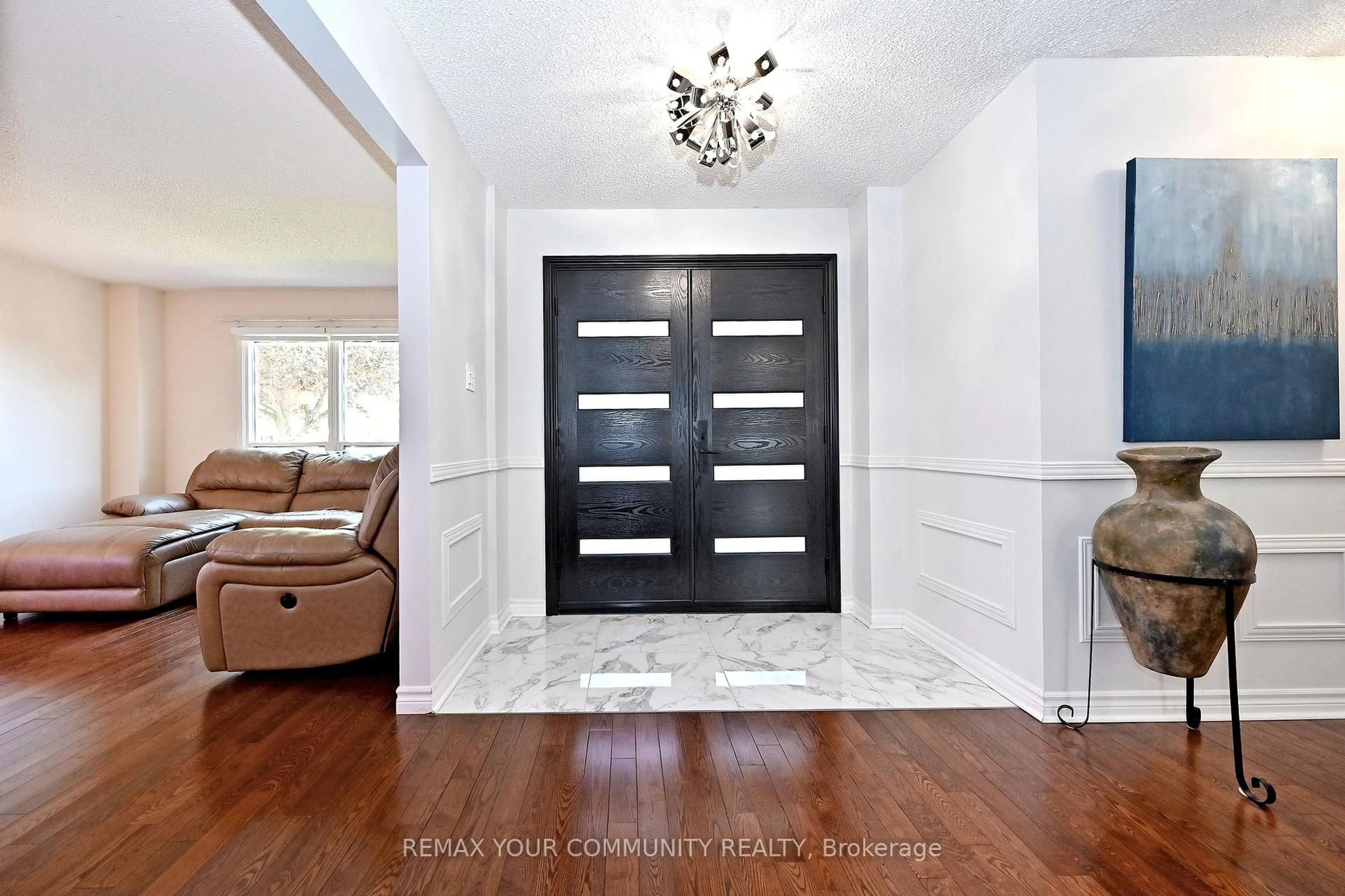 Indoor entryway for 48 Haskell Cres, Aurora Ontario L4G 5T3