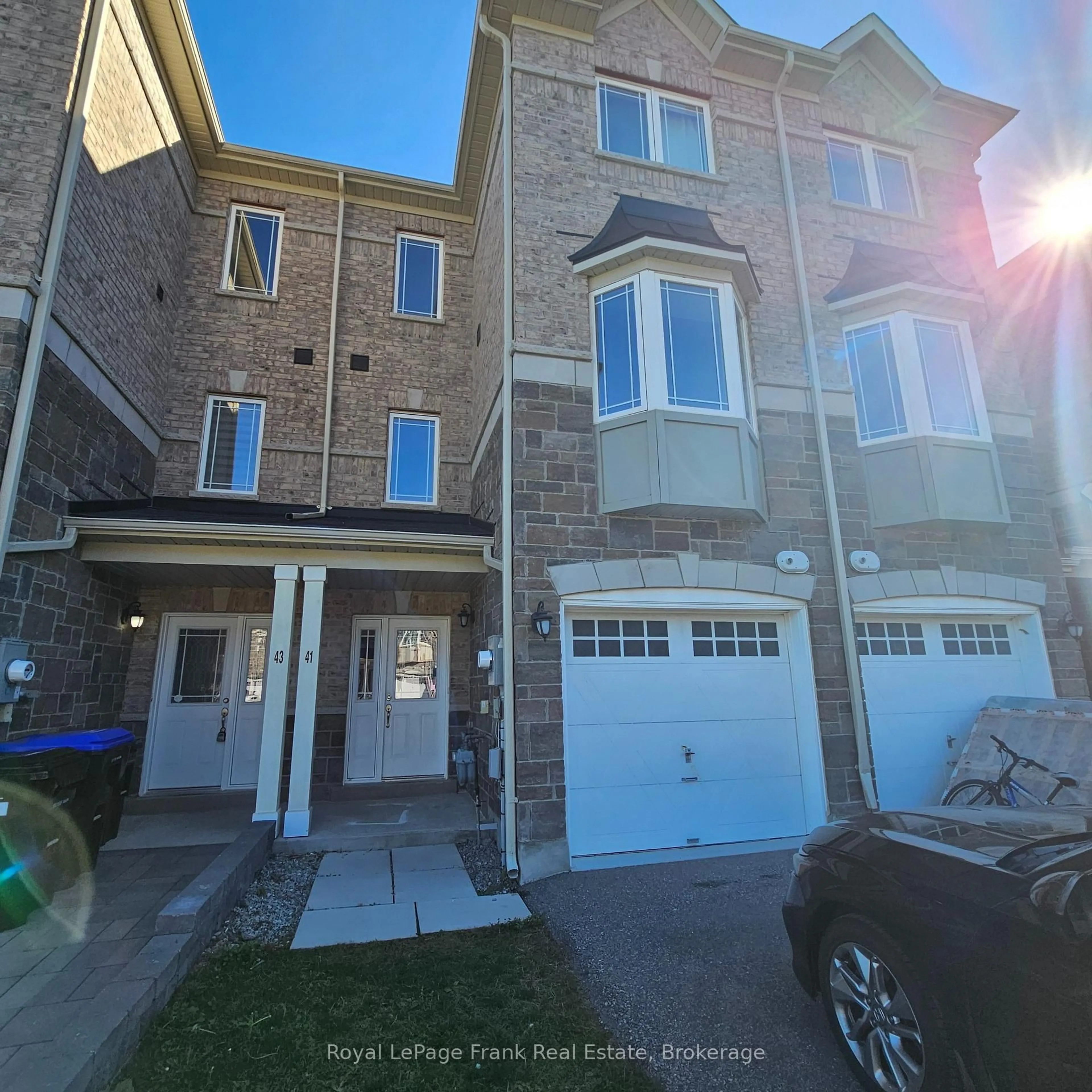 A pic from outside/outdoor area/front of a property/back of a property/a pic from drone, street for 41 Milson Cres, Essa Ontario L0M 1B4