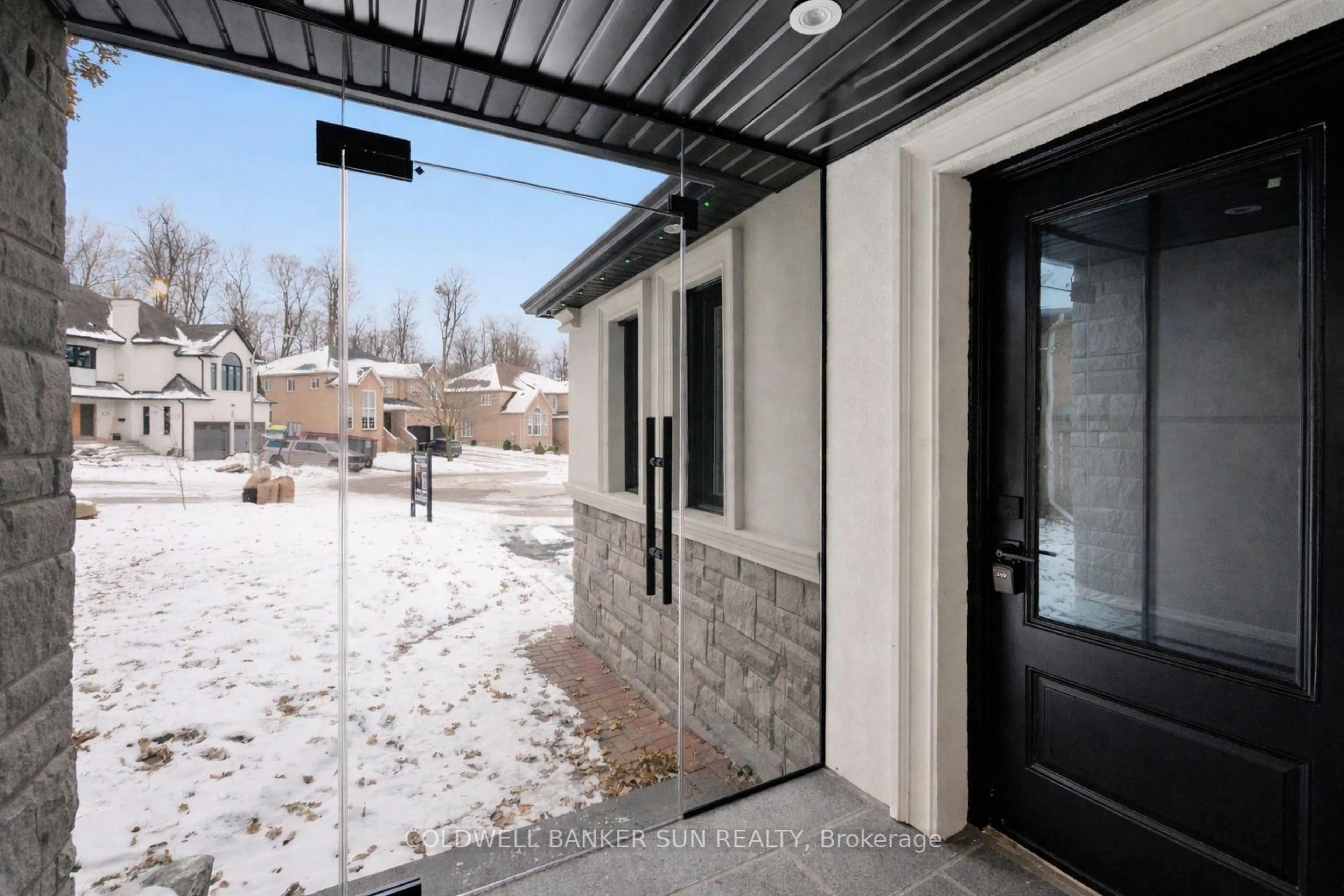 Indoor entryway for 34 Previn Crt, New Tecumseth Ontario L9R 1N8