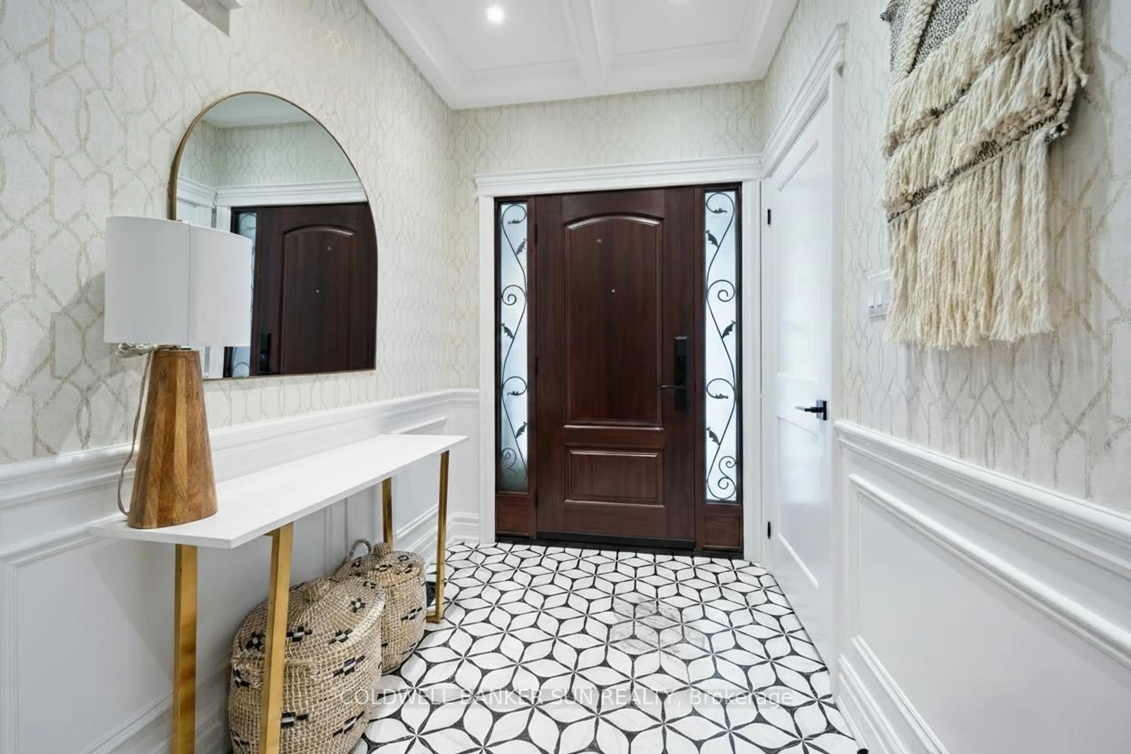 Indoor entryway for 34 Previn Crt, New Tecumseth Ontario L9R 1N8