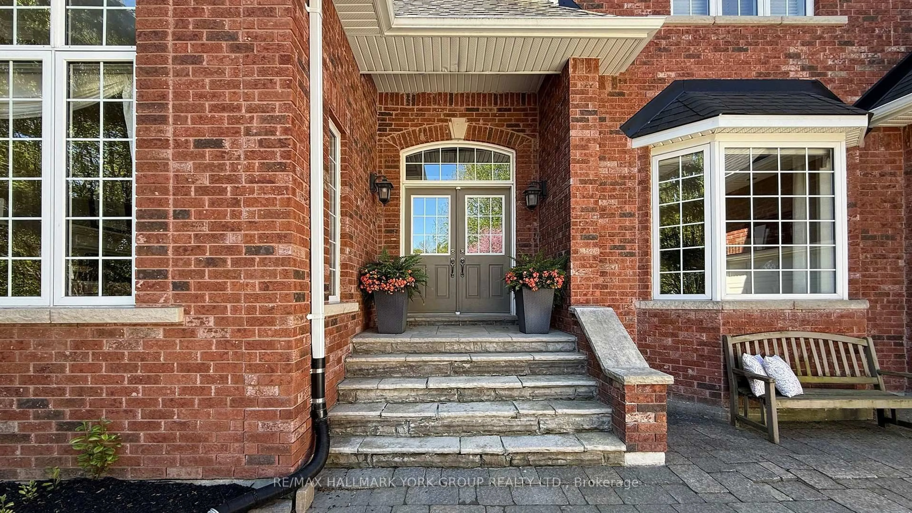 Home with brick exterior material, street for 400 Coventry Hill Tr, Newmarket Ontario L3X 2A1