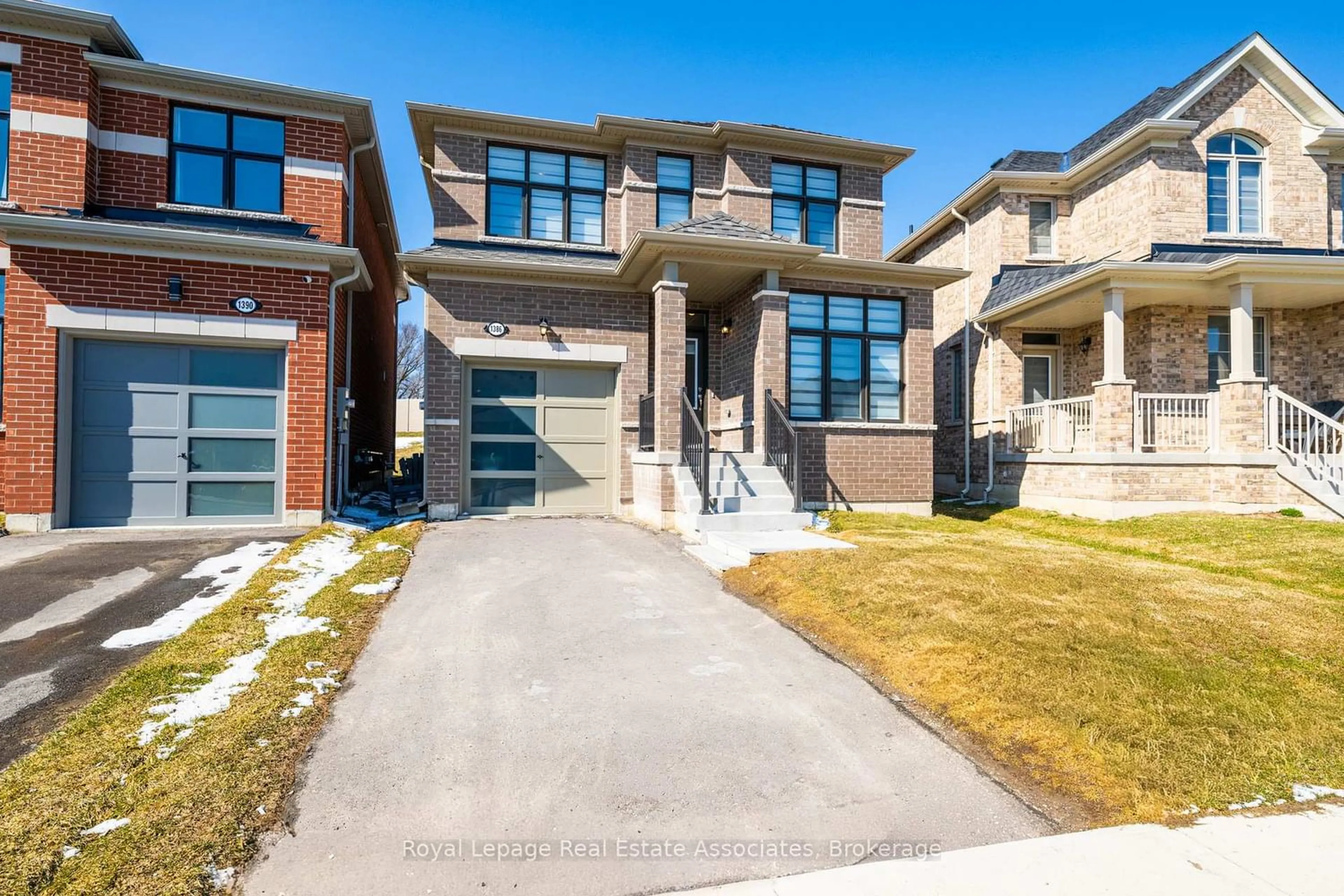 Home with brick exterior material, street for 1386 Davis Loop, Innisfil Ontario L0L 1W0