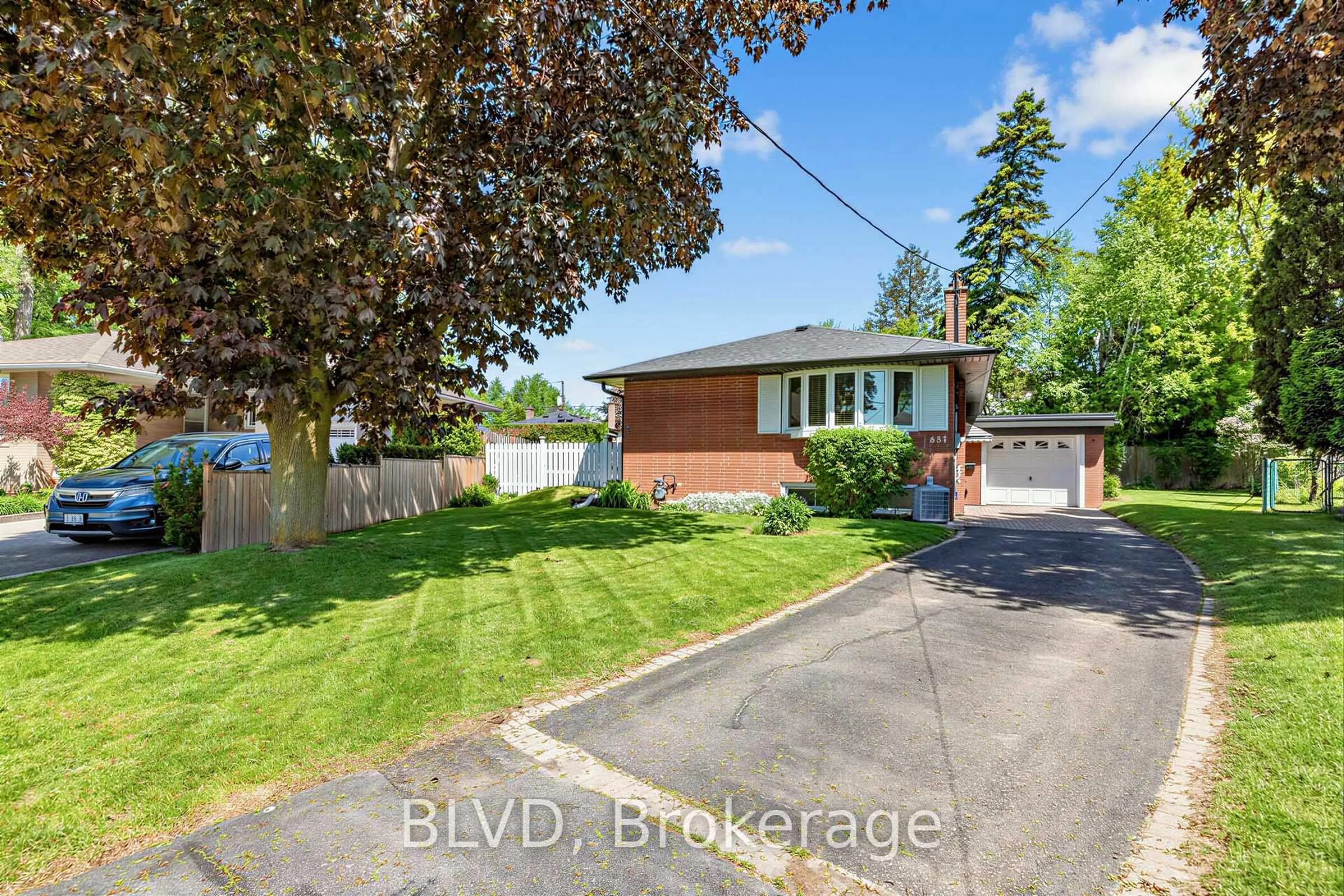 A pic from outside/outdoor area/front of a property/back of a property/a pic from drone, street for 457 Paliser Crt, Richmond Hill Ontario L4C 1R7