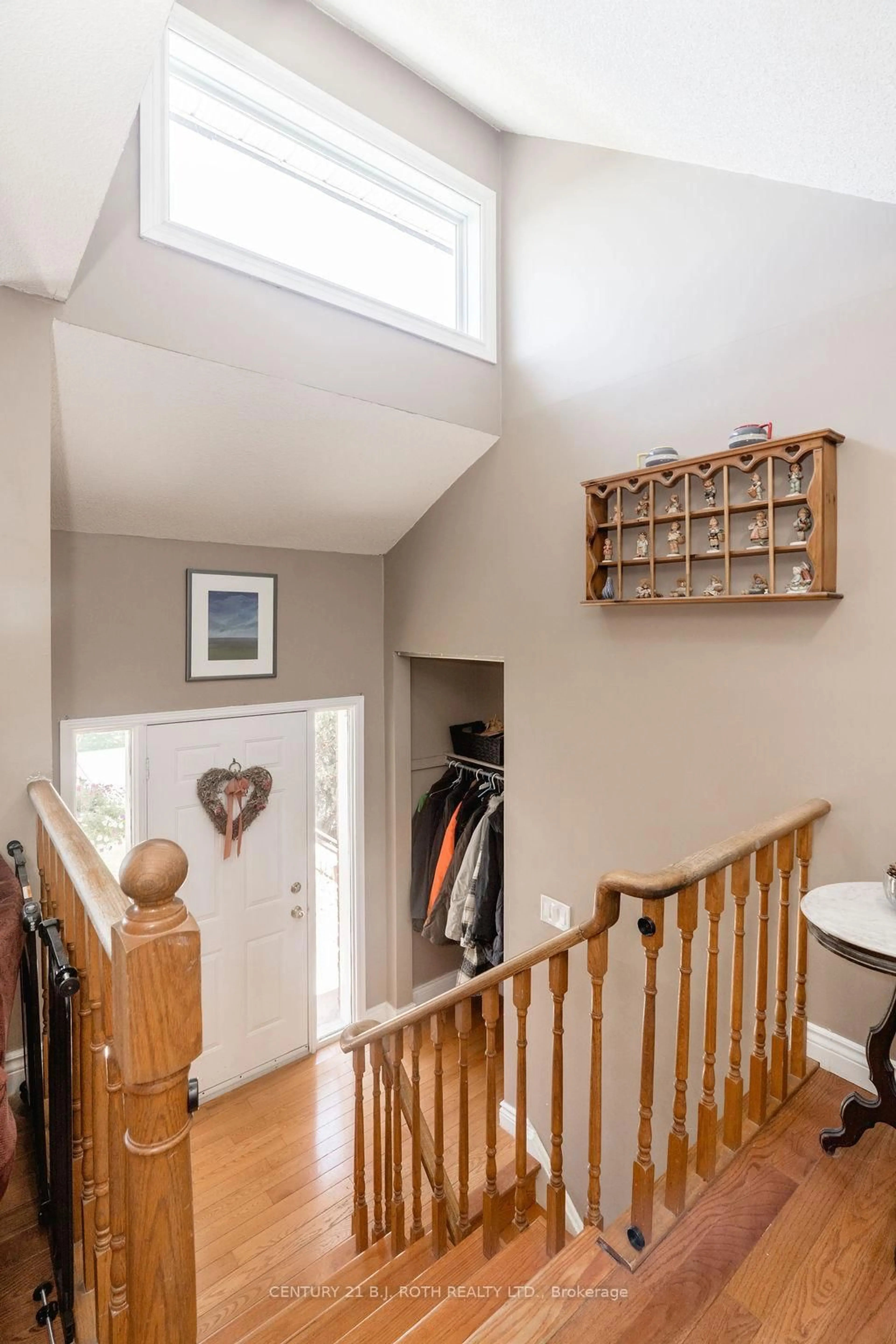 Indoor entryway for 2823 Small St, Innisfil Ontario L9S 1H2