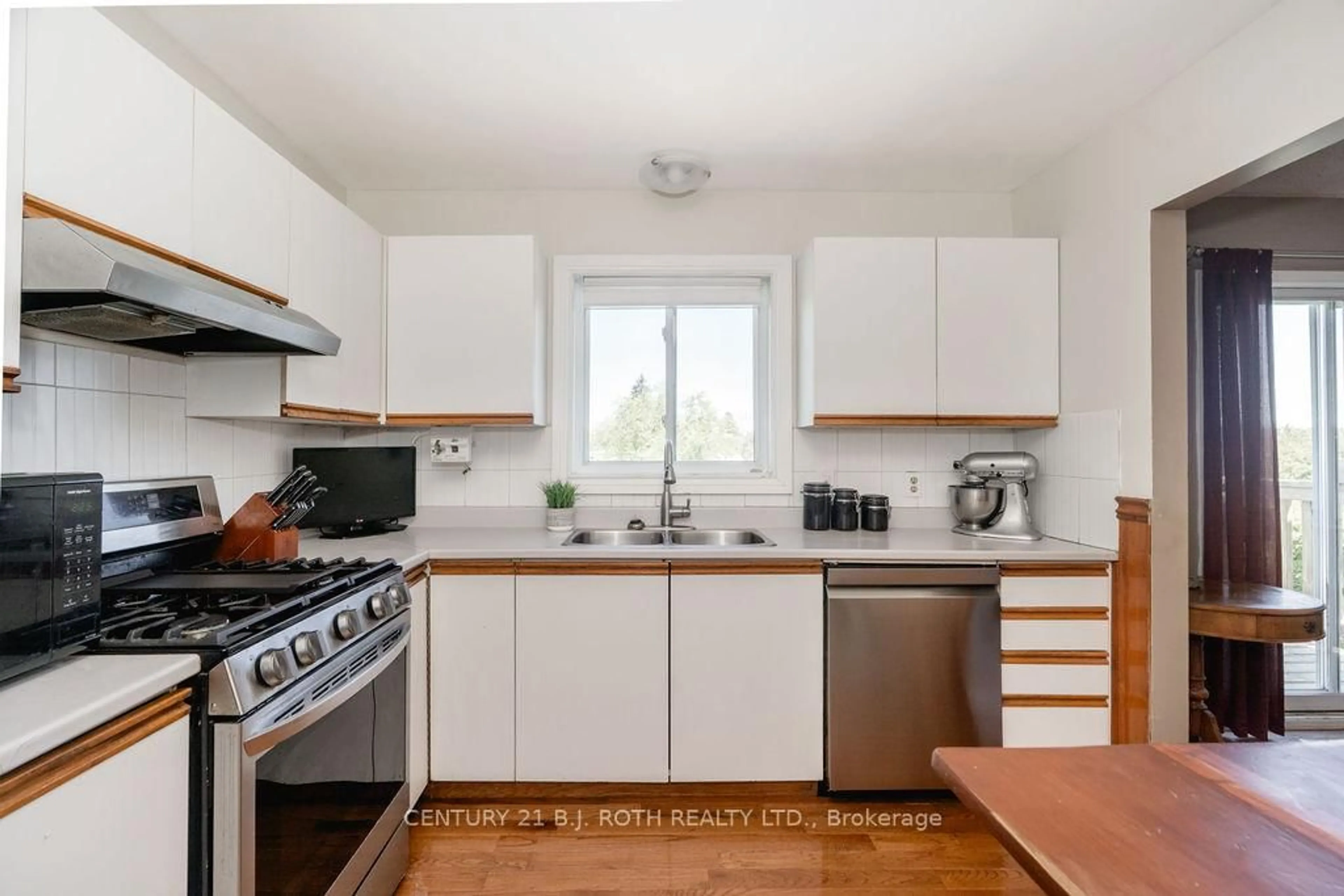 Standard kitchen, wood/laminate floor for 2823 Small St, Innisfil Ontario L9S 1H2