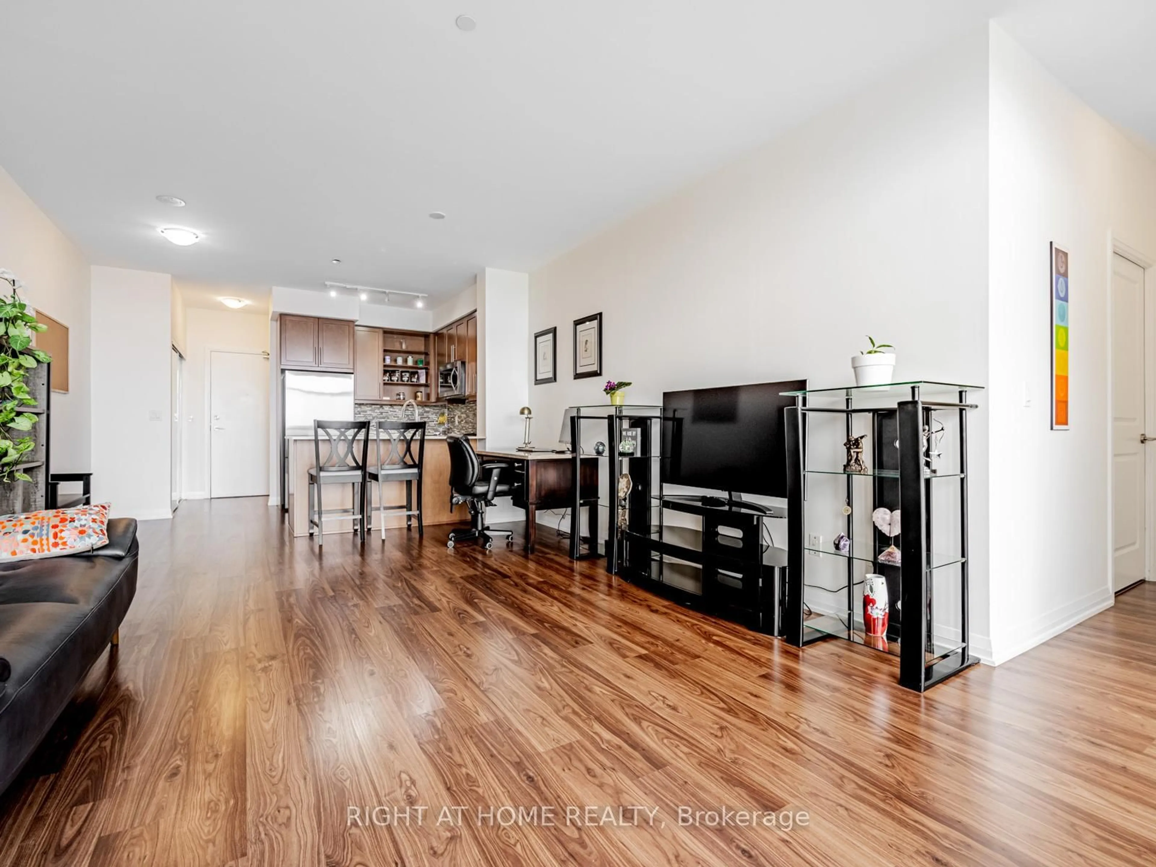 Living room with furniture, wood/laminate floor for 65 Oneida Cres #1010, Richmond Hill Ontario L4B 0G9