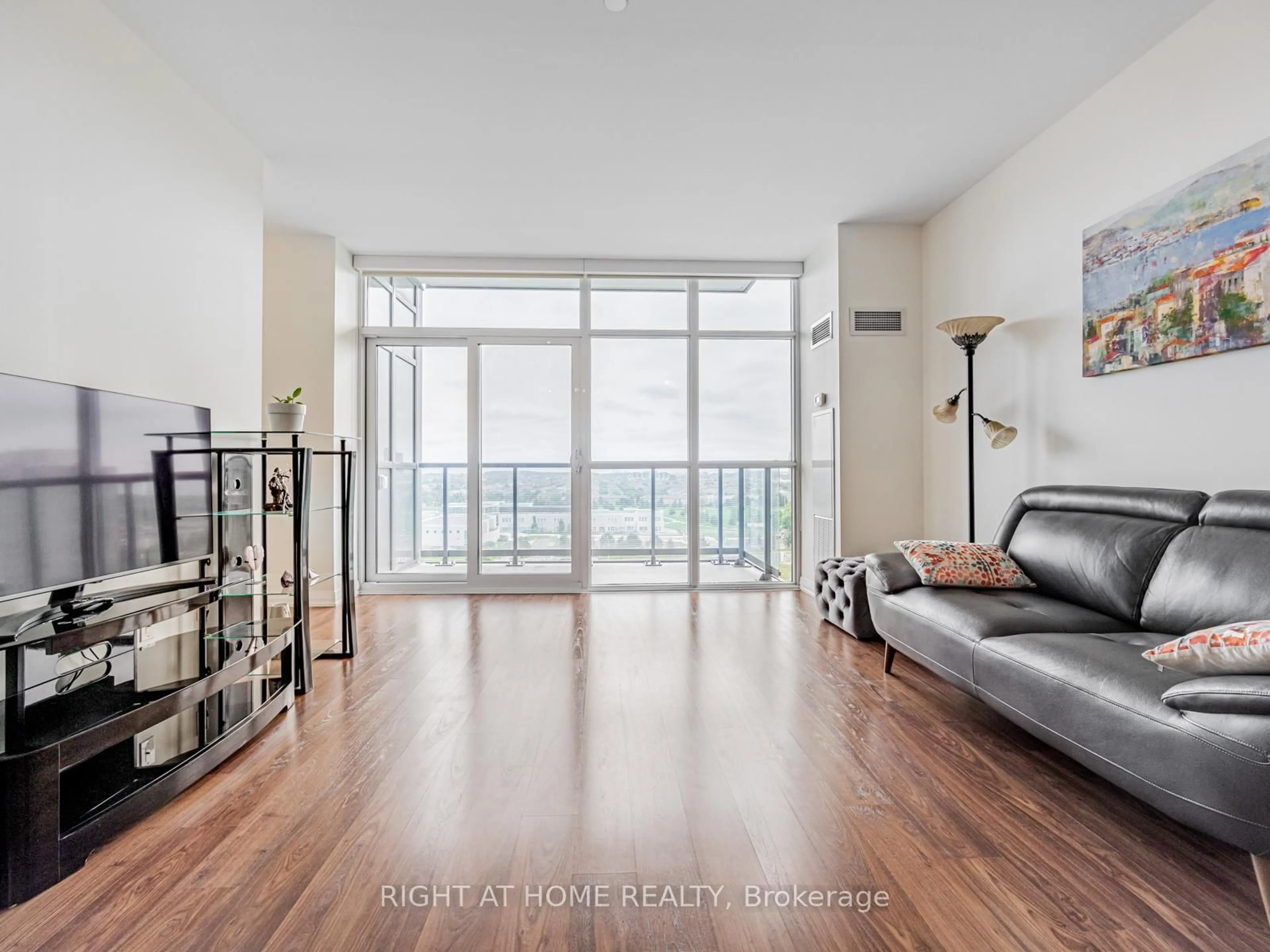 Indoor foyer for 65 Oneida Cres #1010, Richmond Hill Ontario L4B 0G9