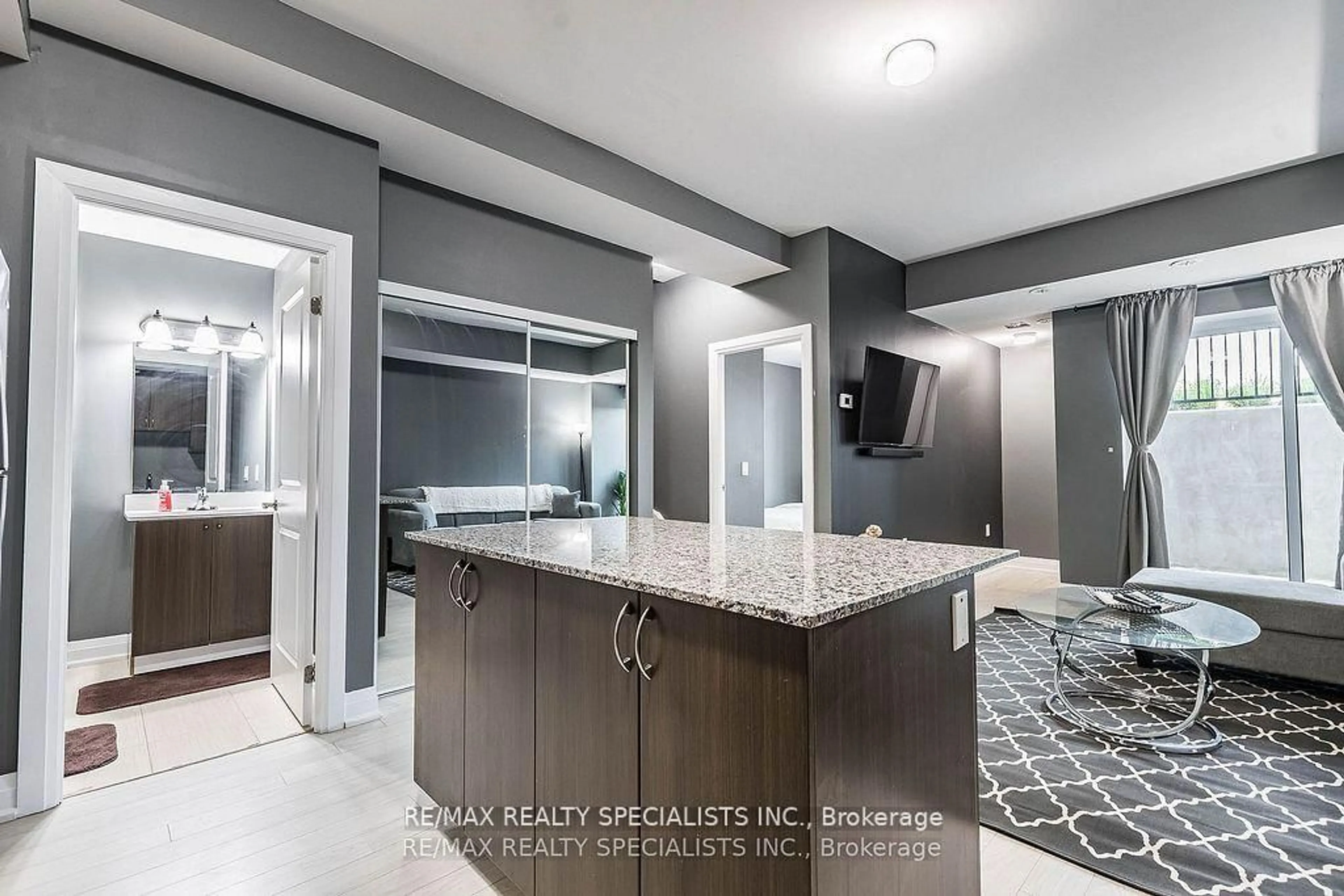 Contemporary bathroom, ceramic/tile floor for 5279 Highway 7 #402 B, Vaughan Ontario L4L 1T4