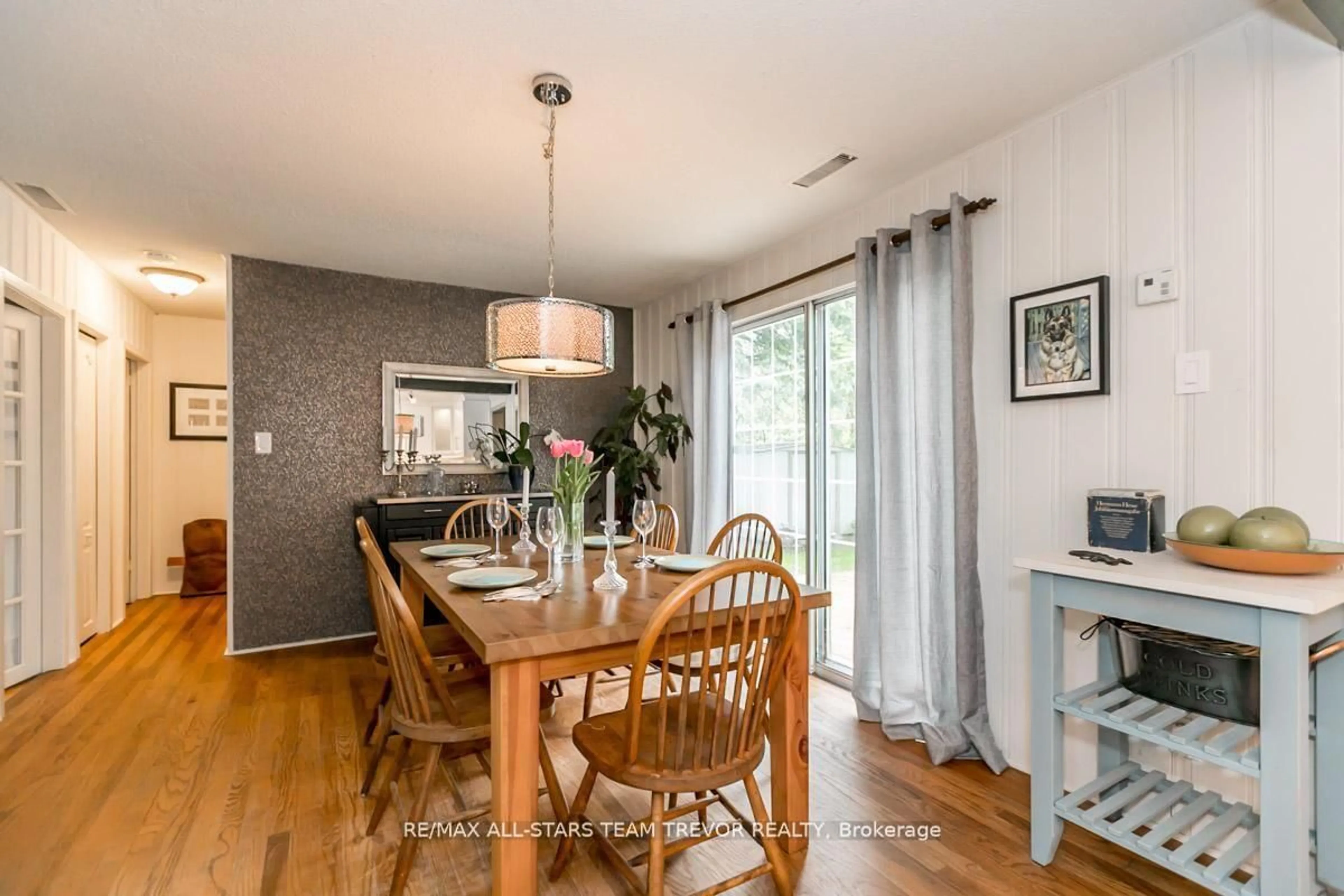 Dining room, wood/laminate floor for 263 Pleasant Blvd, Georgina Ontario L4P 2S7