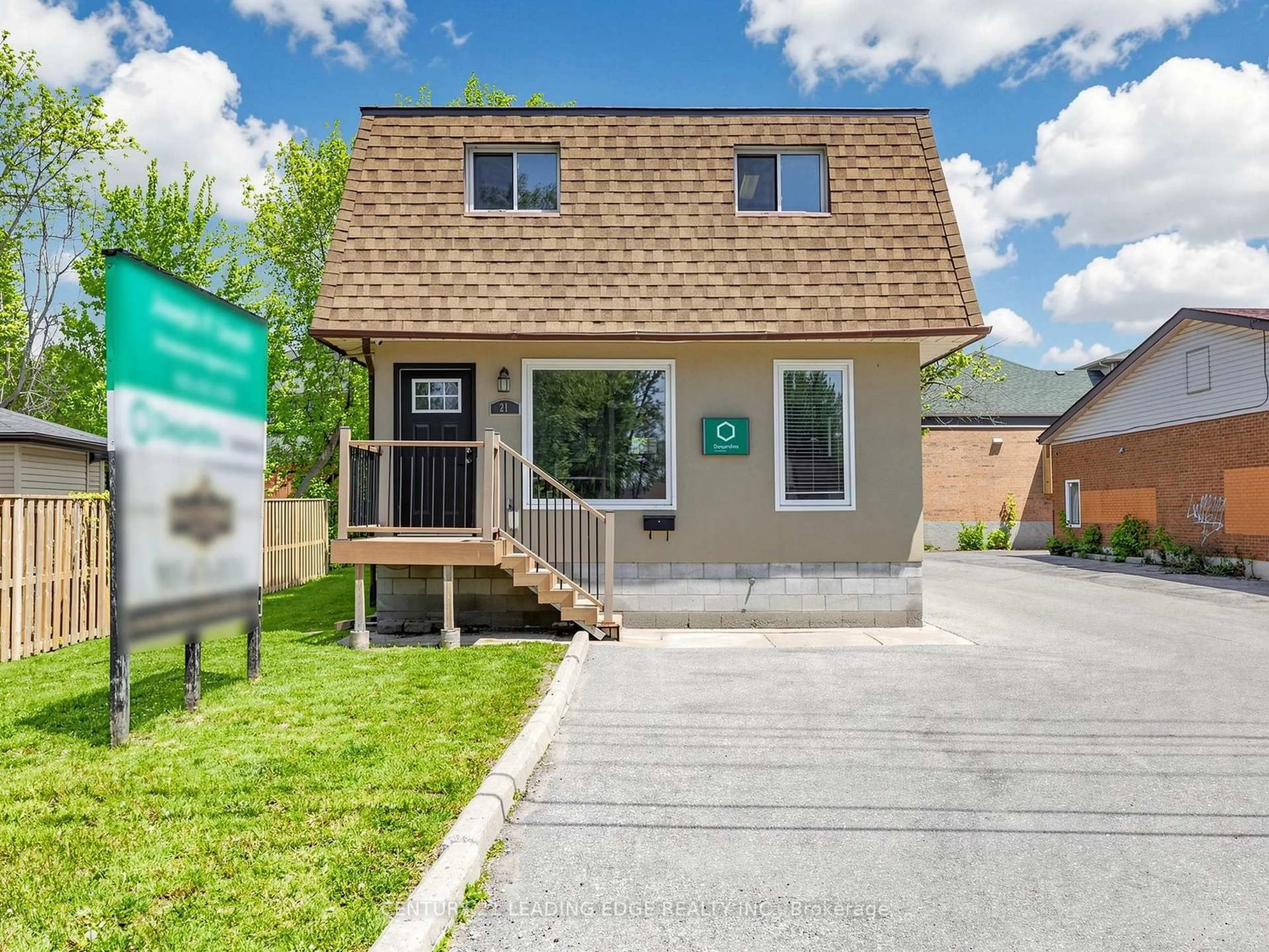 Home with vinyl exterior material, street for 21 Metro Rd, Georgina Ontario L4P 1V7