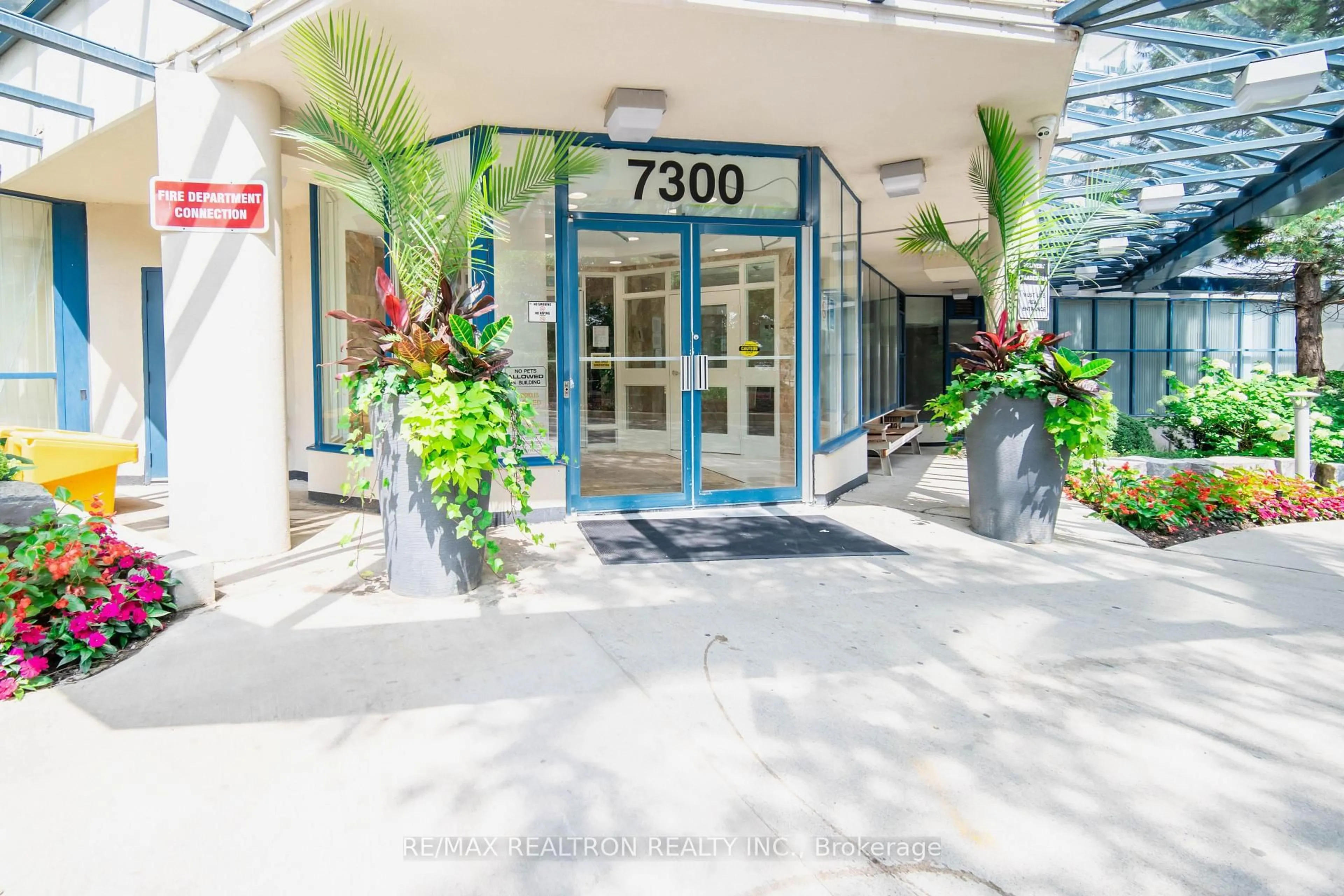 Indoor foyer for 7300 Yonge St #210, Vaughan Ontario L4J 7Y5