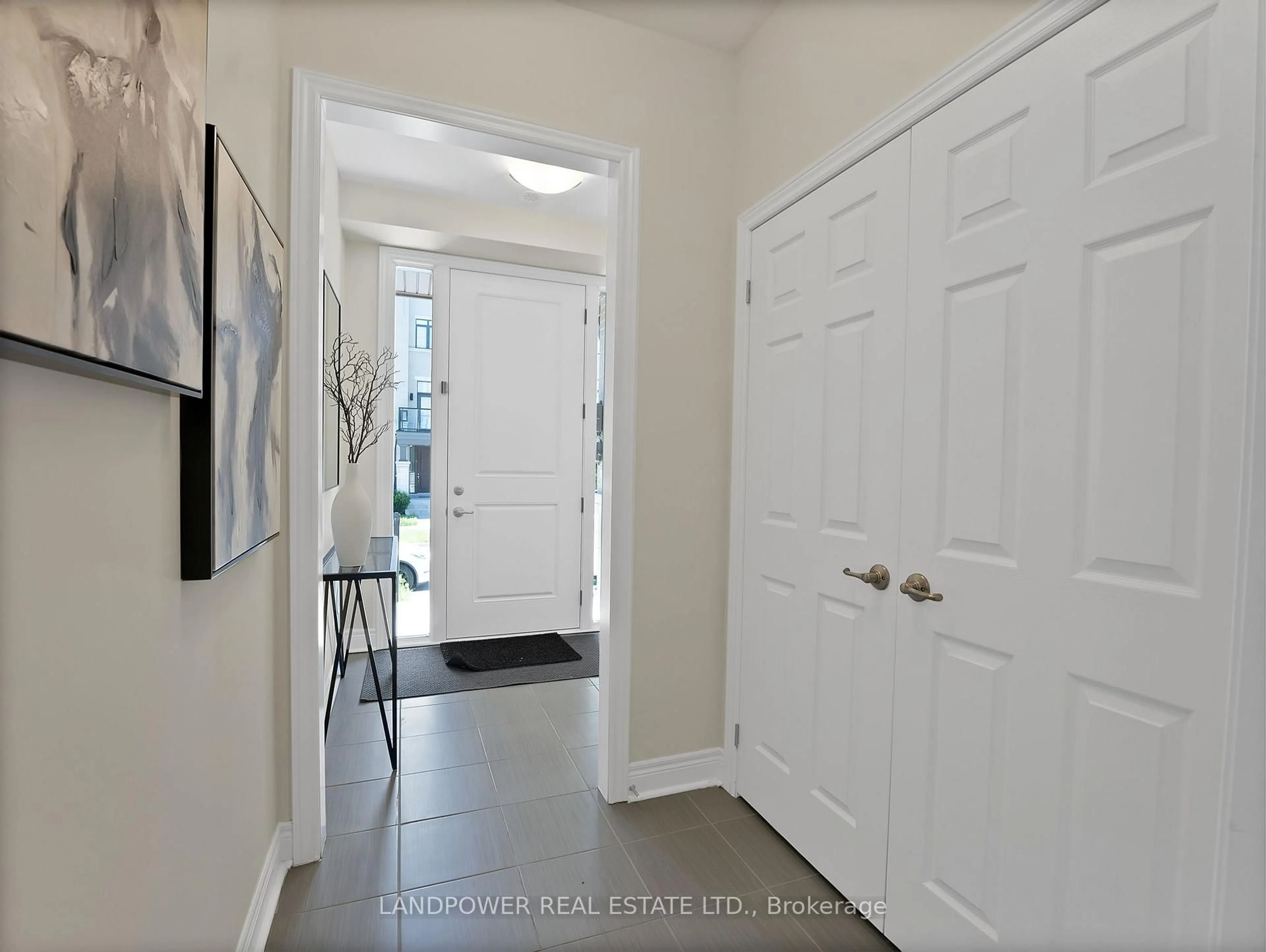 Indoor entryway for 8 Aylin Cres, Vaughan Ontario L6A 4Z8