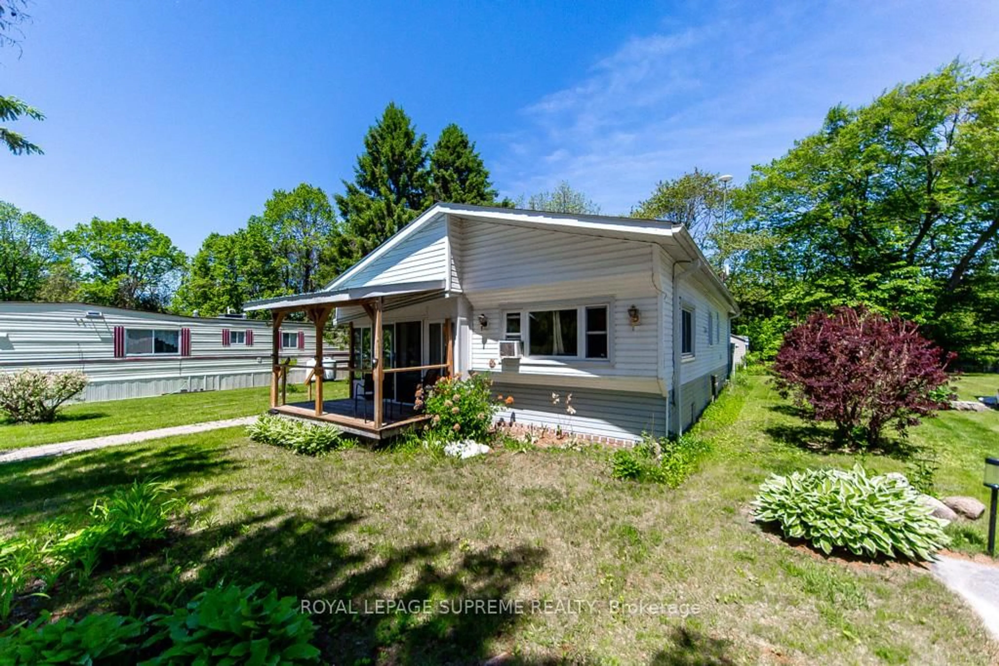 A pic from outside/outdoor area/front of a property/back of a property/a pic from drone, unknown for 285 Crydermans Sdrd #408, Georgina Ontario L0E 1A0