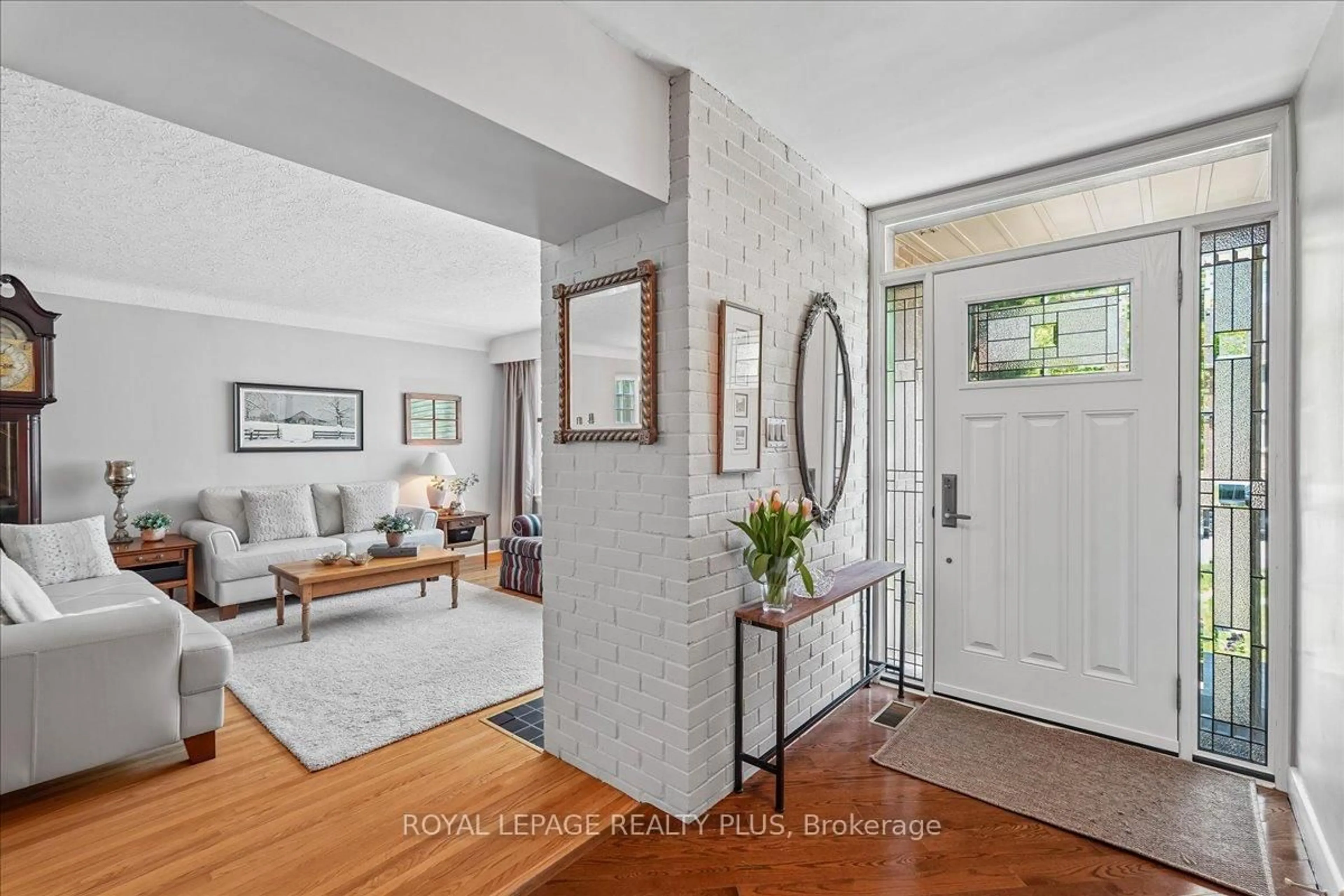 Indoor entryway for 42 Roseview Ave, Richmond Hill Ontario L4C 1C7