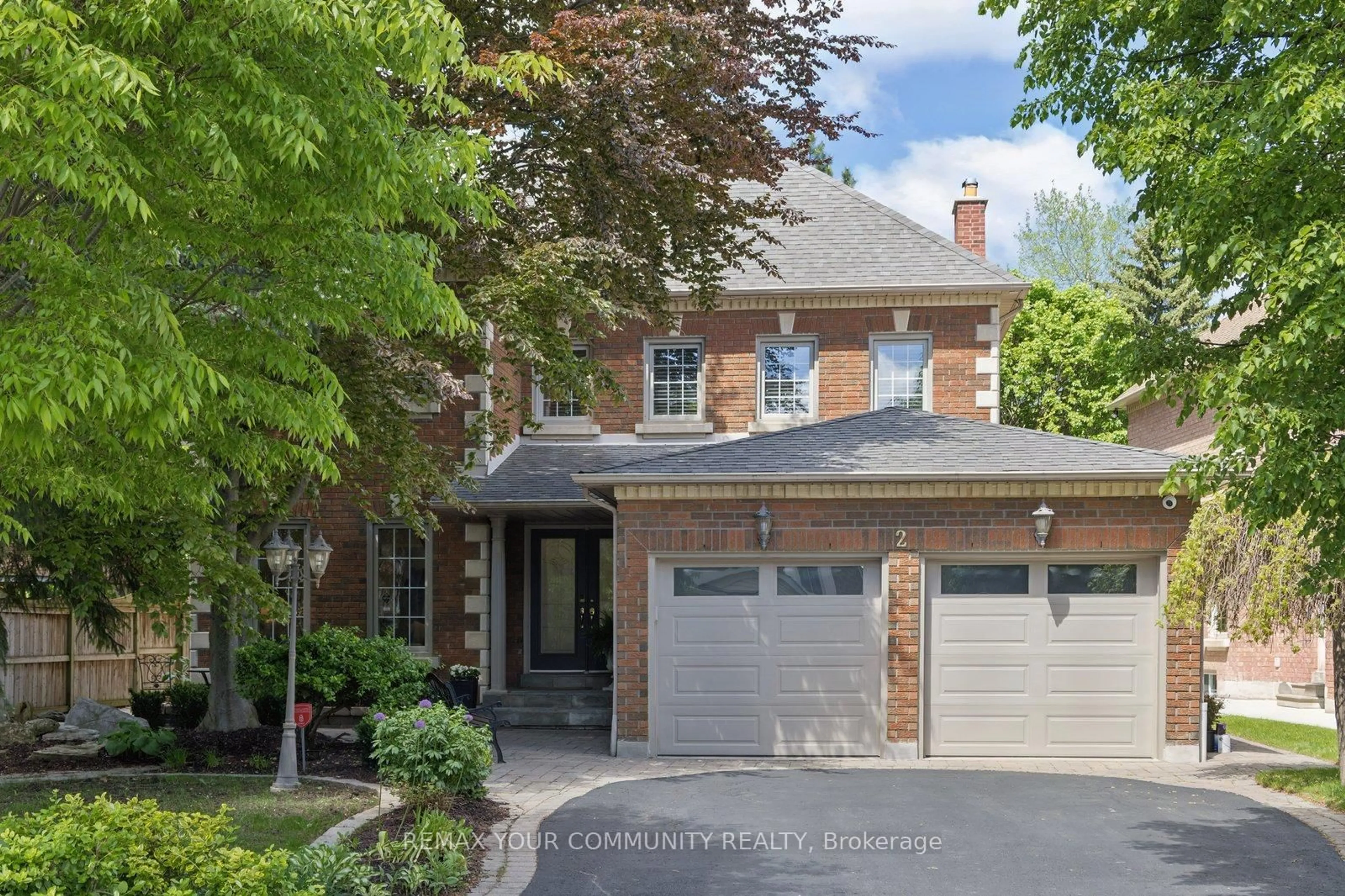 Home with brick exterior material, street for 2 Riggs Crt, Richmond Hill Ontario L4C 9N7