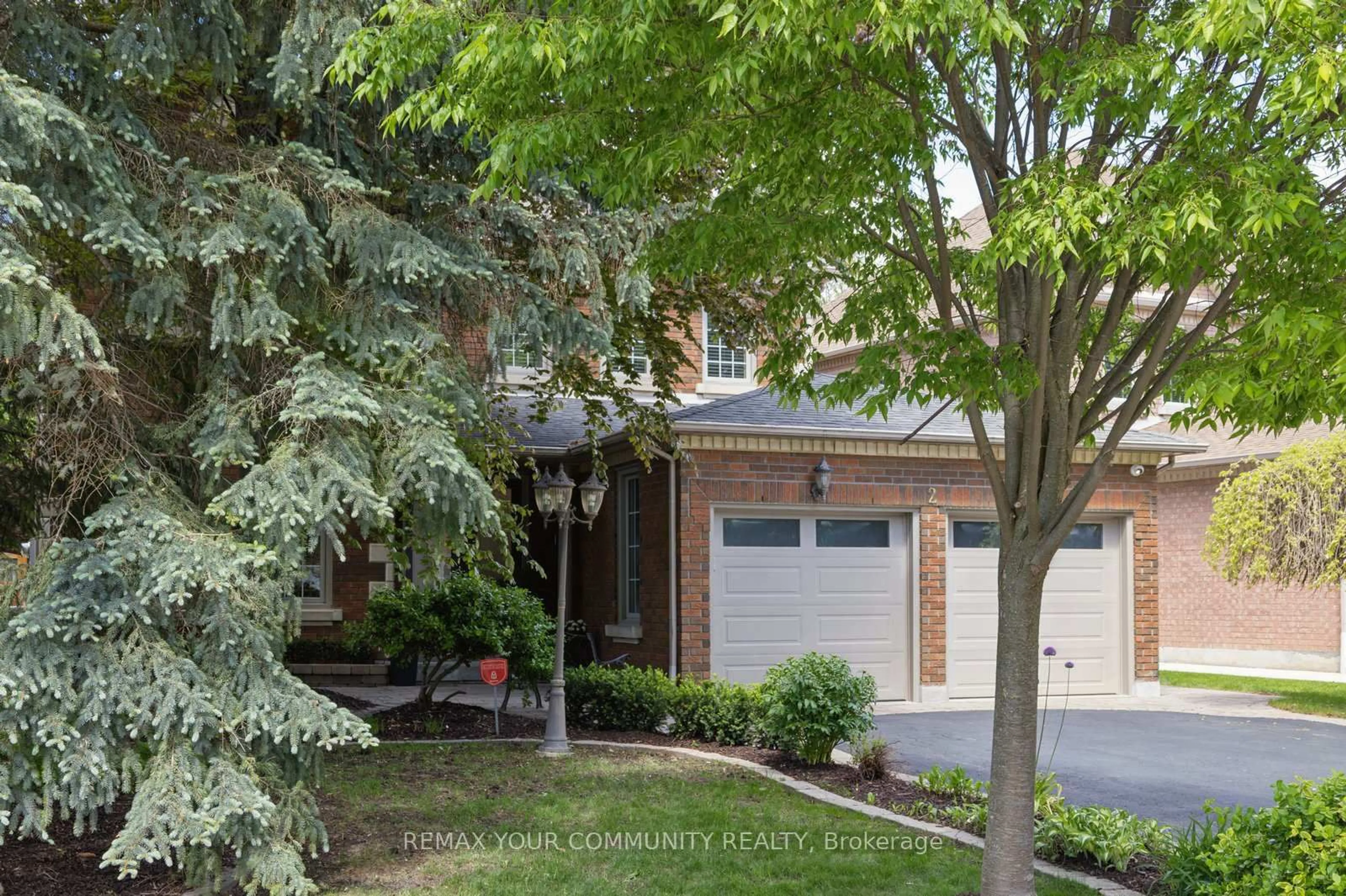 Home with brick exterior material, street for 2 Riggs Crt, Richmond Hill Ontario L4C 9N7