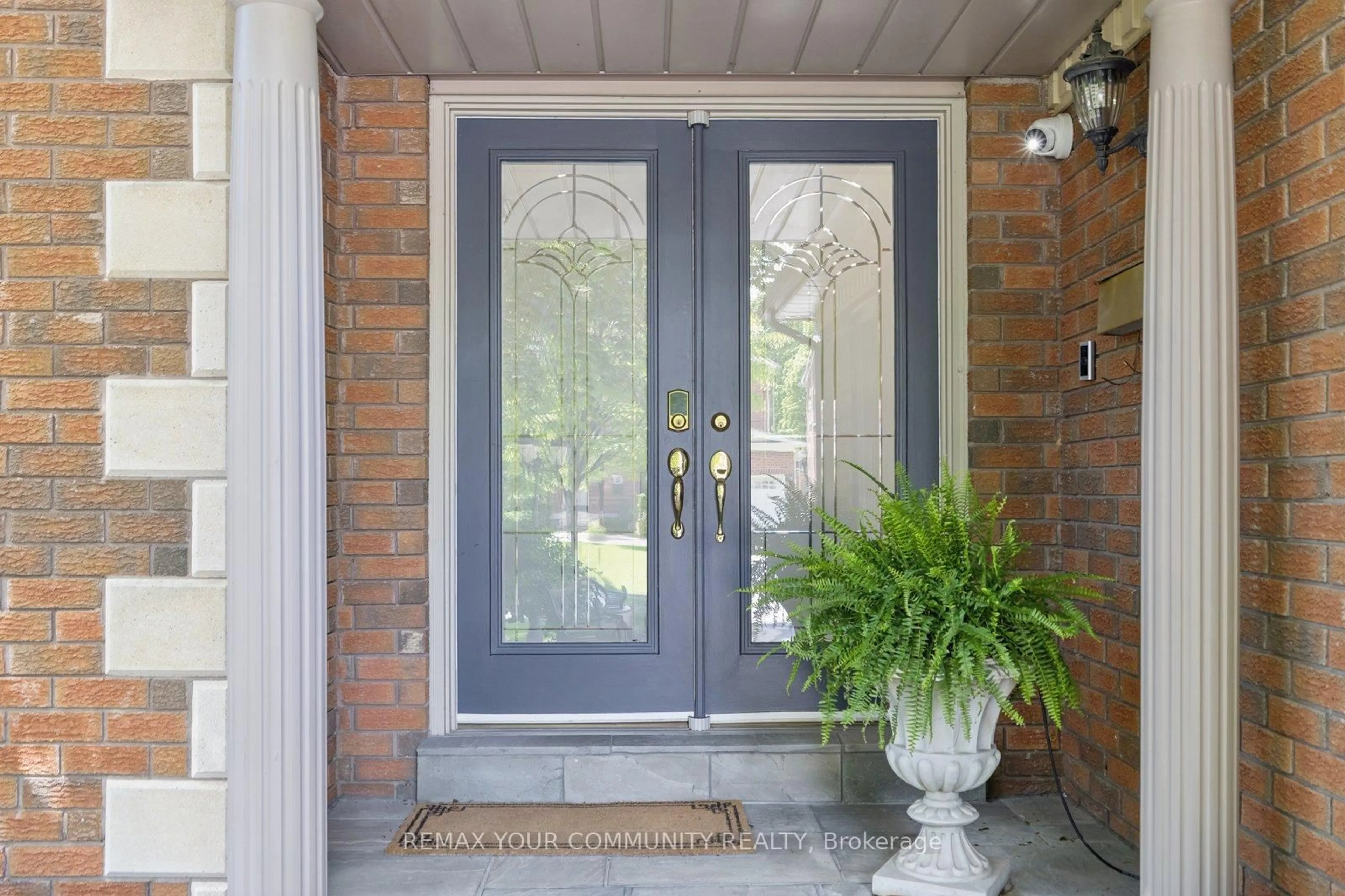 Indoor entryway for 2 Riggs Crt, Richmond Hill Ontario L4C 9N7