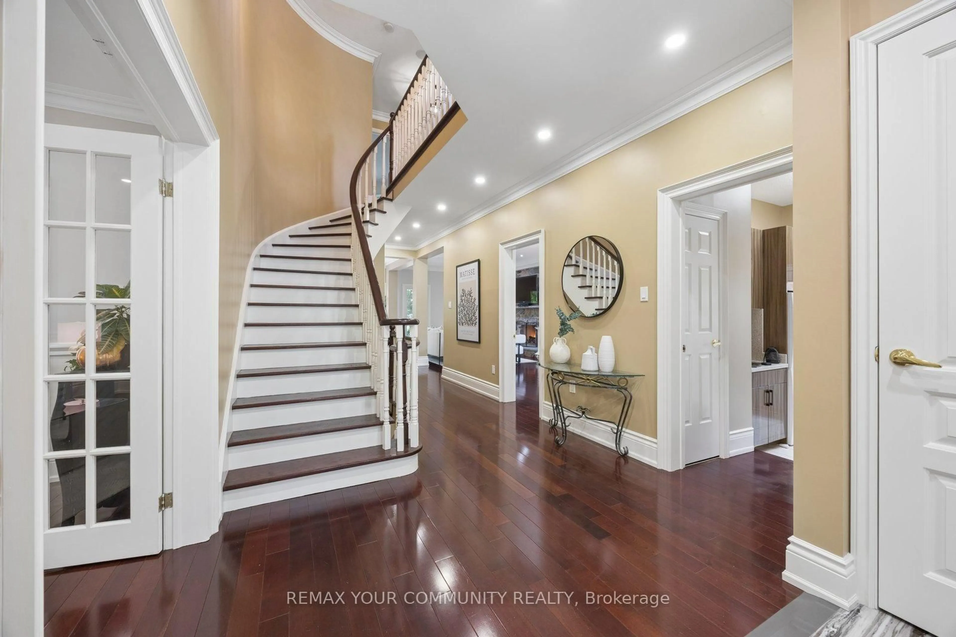 Indoor entryway for 2 Riggs Crt, Richmond Hill Ontario L4C 9N7