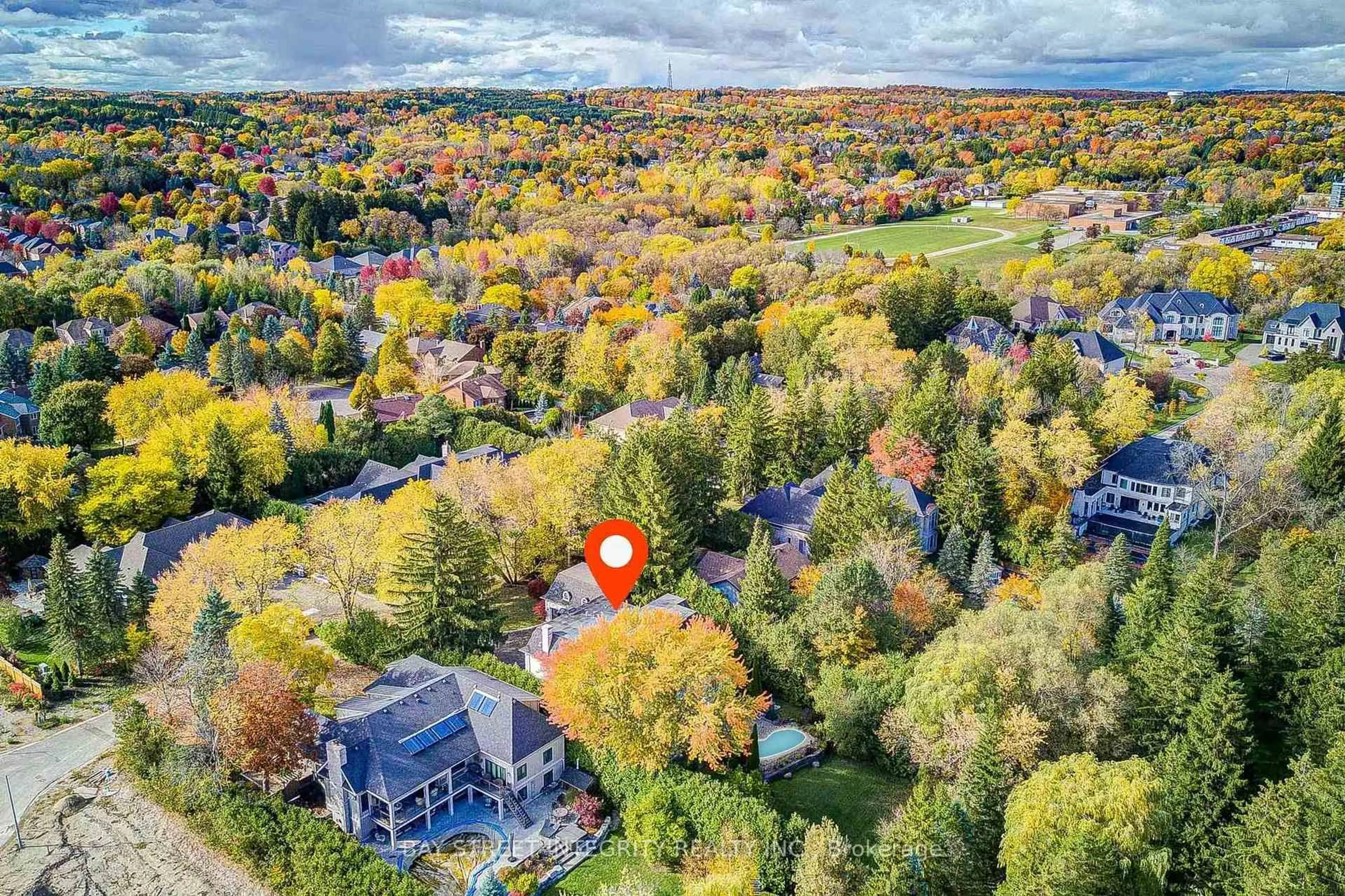 A pic from outside/outdoor area/front of a property/back of a property/a pic from drone, unknown for 9 Highland Crt, Aurora Ontario L4G 2S9