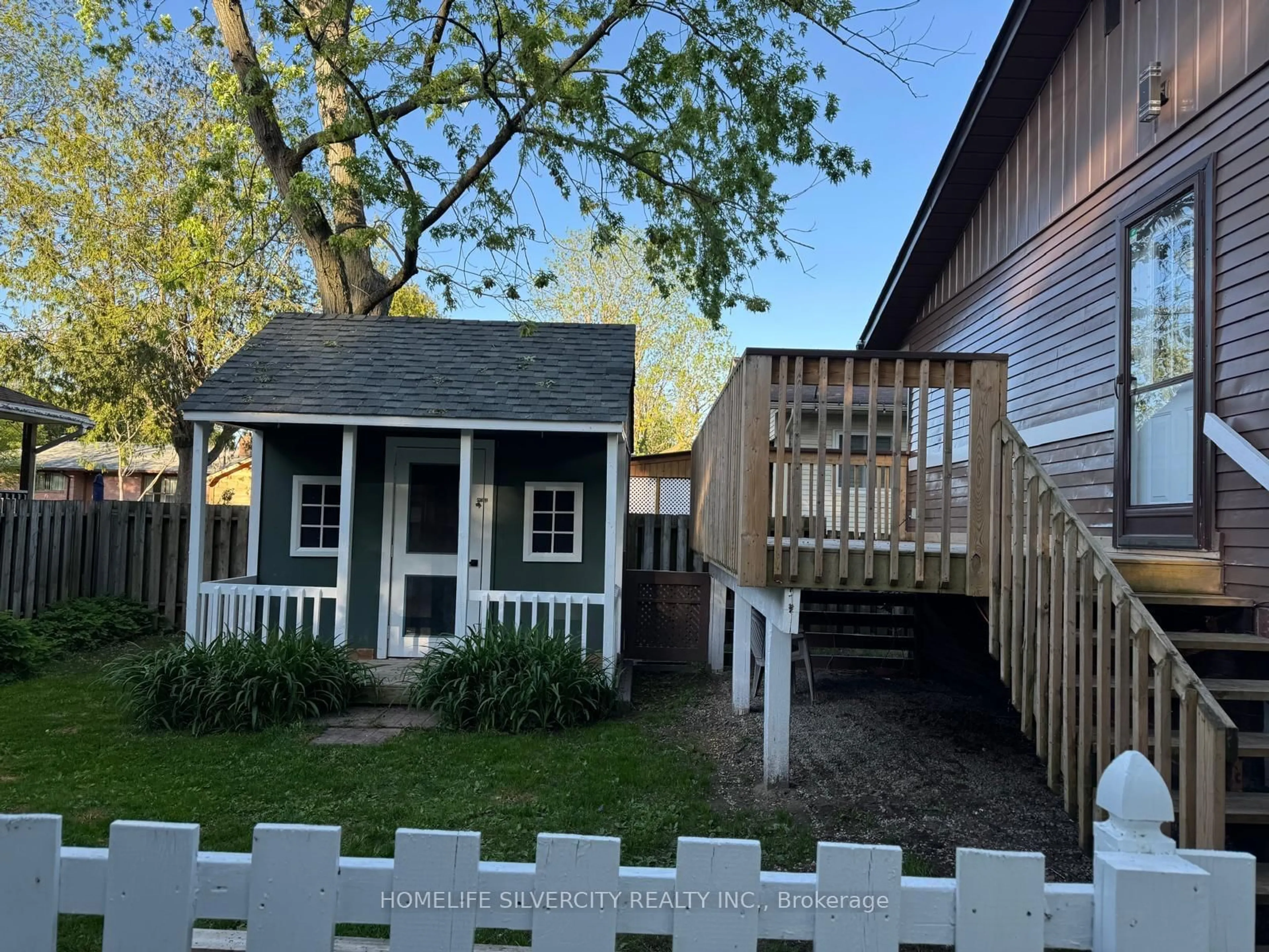 A pic from outside/outdoor area/front of a property/back of a property/a pic from drone, street for 904 Lake Dr, Georgina Ontario L0E 1L0