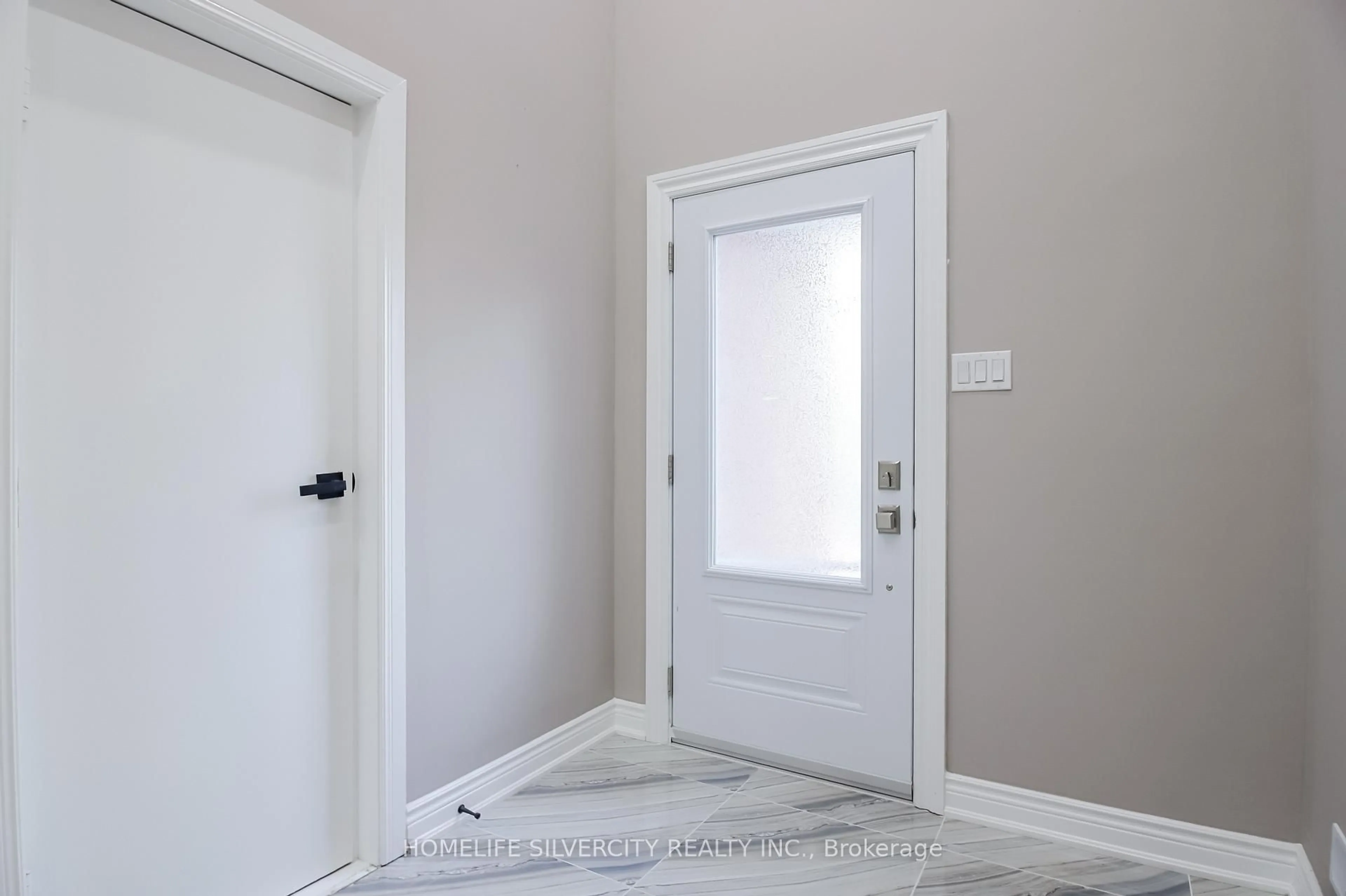 Indoor entryway for 904 Lake Dr, Georgina Ontario L0E 1L0