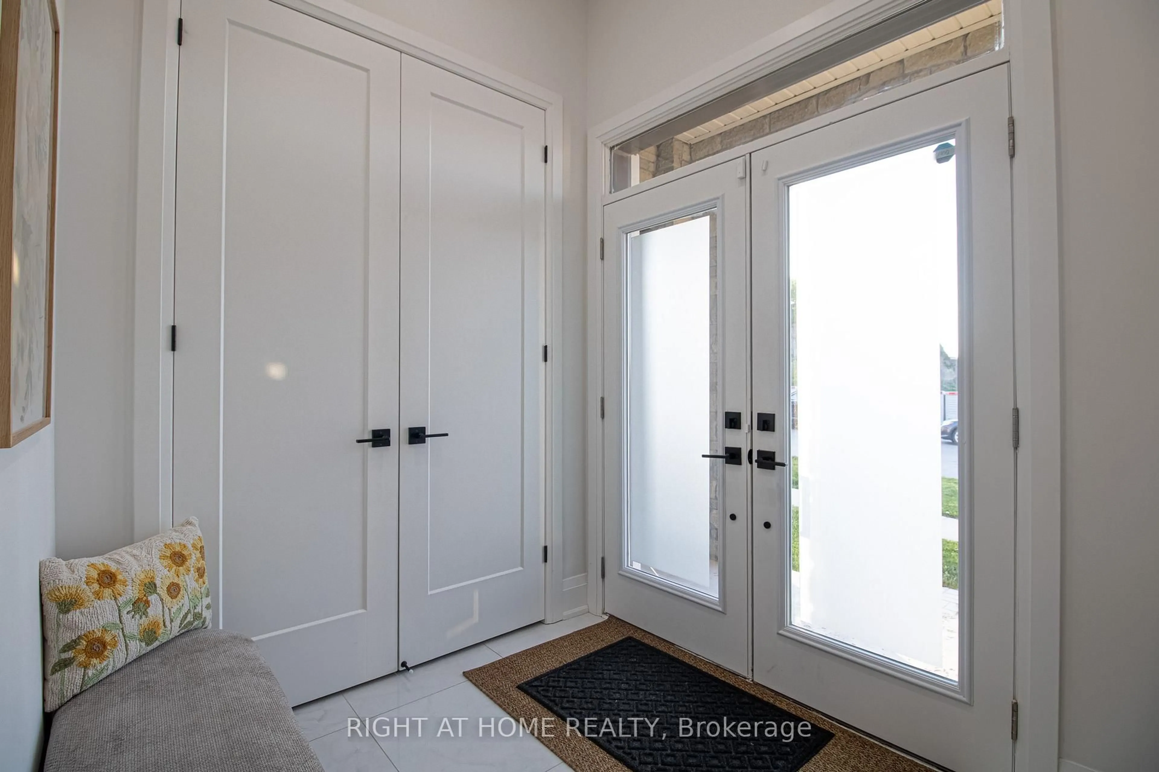 Indoor entryway for 43 Longworth Ave, Richmond Hill Ontario L4E 1J2