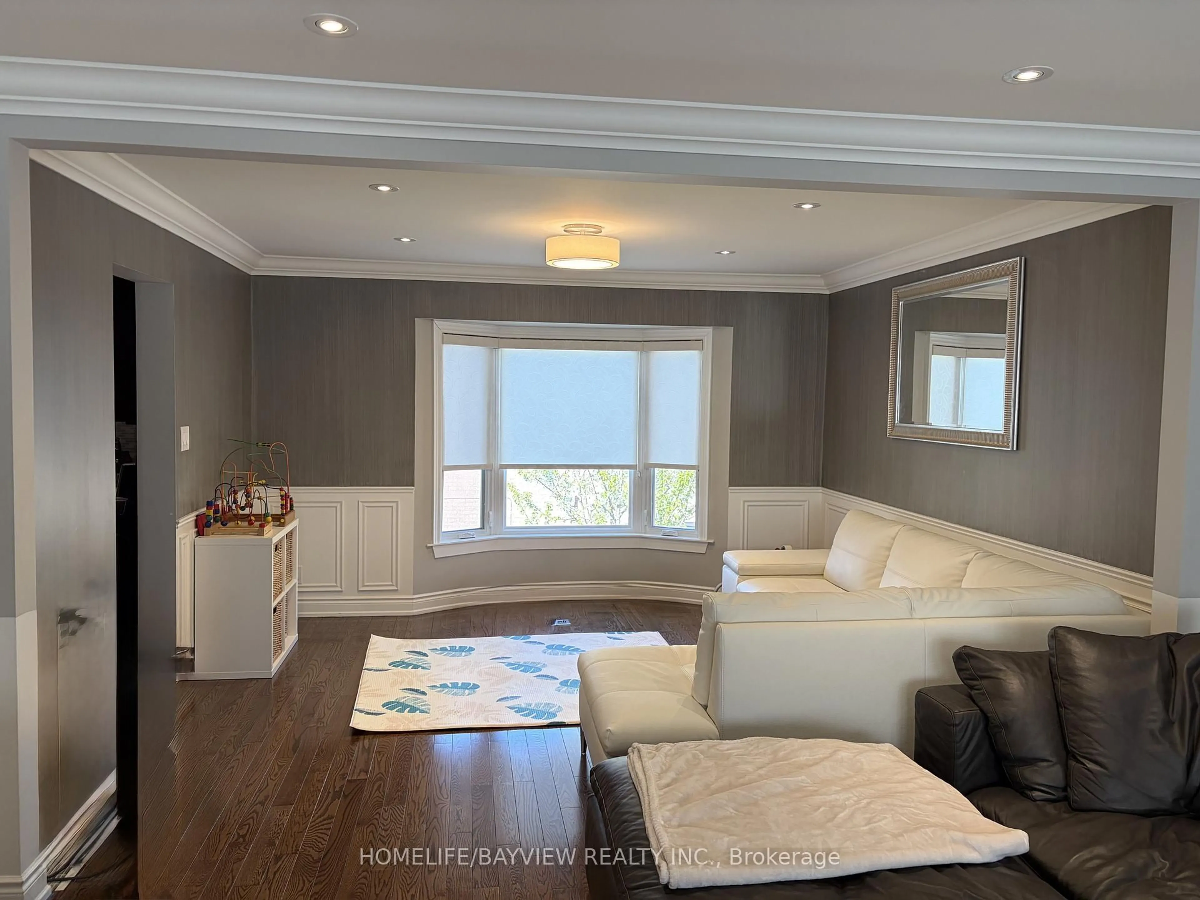 Living room with furniture, wood/laminate floor for 3 Tower Crt, Bradford West Gwillimbury Ontario L3Z 2V2