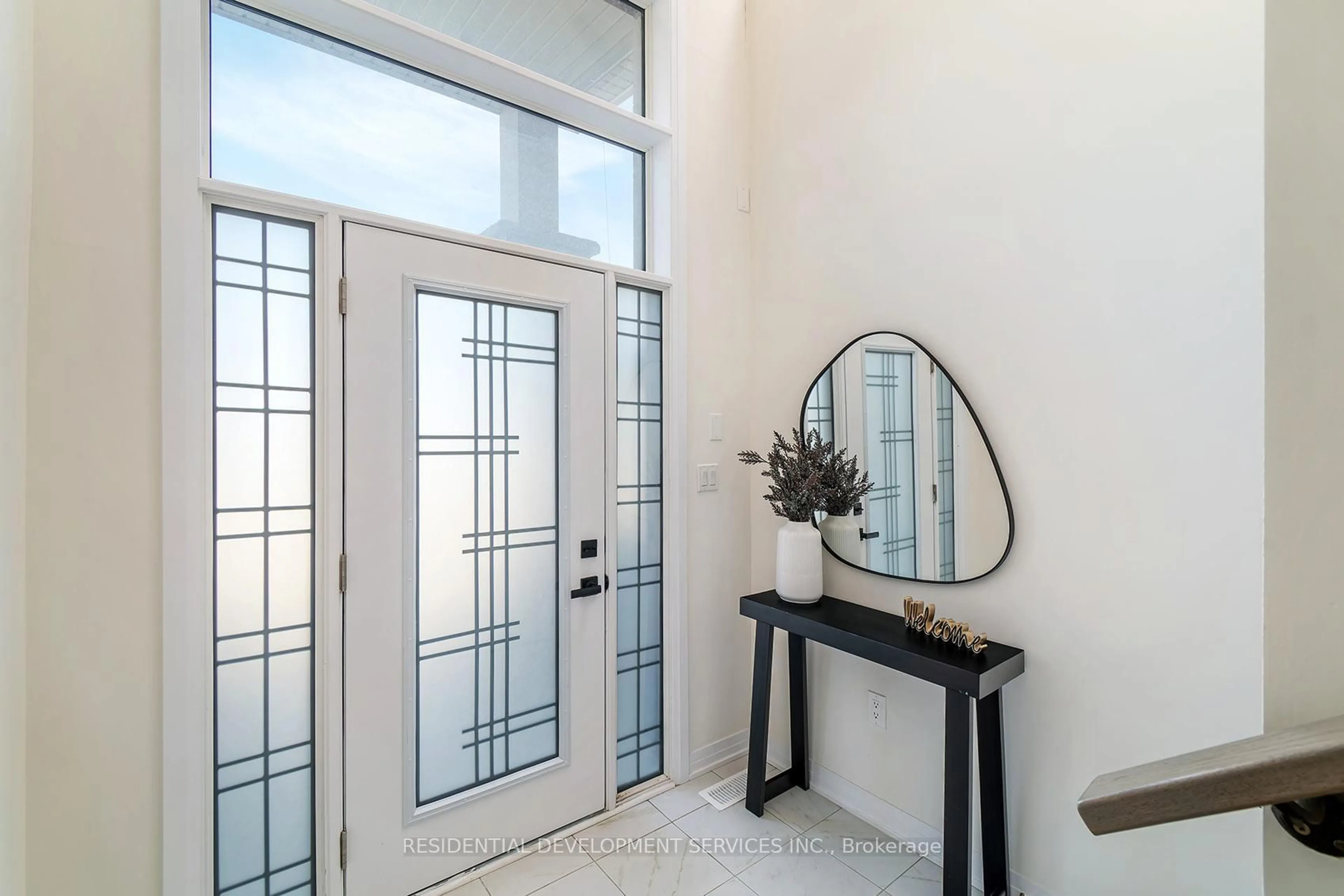 Indoor entryway for 57 Kahshe Lane, Richmond Hill Ontario L4S 0N9